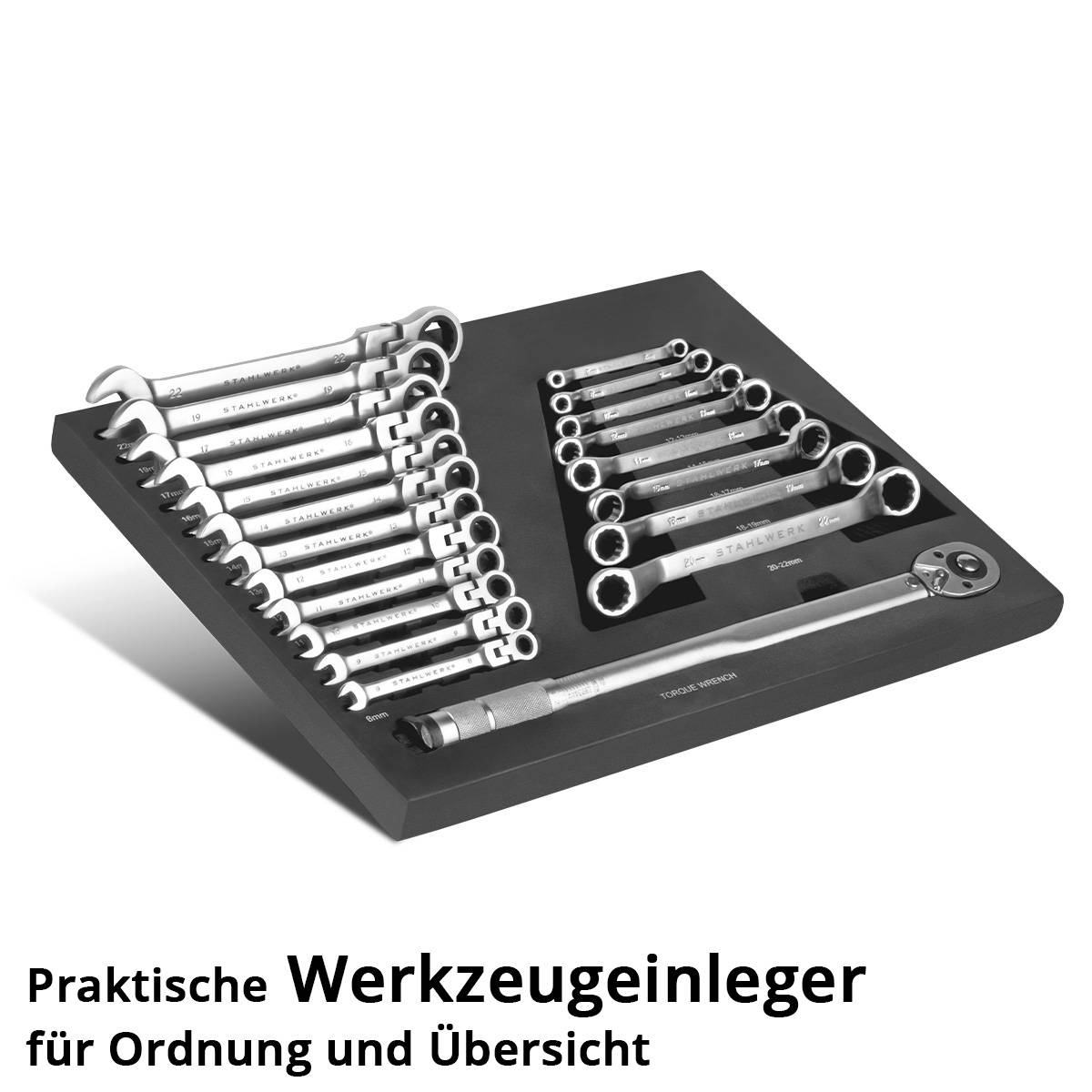 Ein Schaumstoff-Werkzeugorganizer hält einen Satz Schraubenschlüssel und einen Ratschenhandgriff, beschriftet für Übersichtlichkeit. Text lautet: Praktische Werkzeugorganizer für Ordnung und Klarheit.