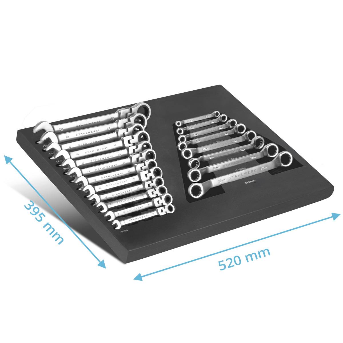 Satz von Schraubenschlüsseln auf einem beschrifteten Halter, Größen angegeben; Abmessungen des Halters sind mit 395 mm x 520 mm vermerkt.