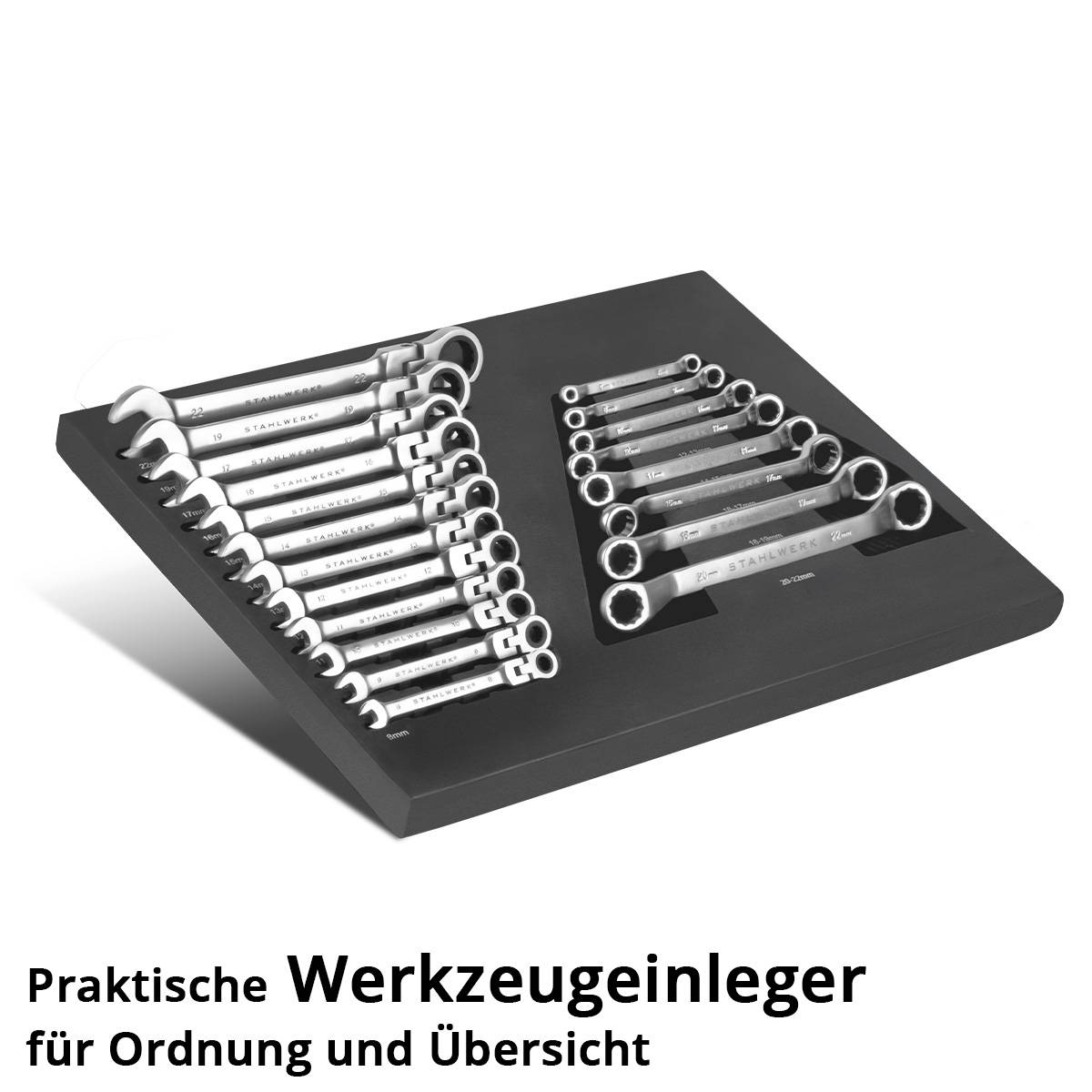 Ein Satz sauber angeordneter Schraubenschlüssel auf einem schwarzen Werkzeugorganizer. Deutscher Text darunter liest: Praktische Werkzeug-Einsätze für Ordnung und Übersicht.