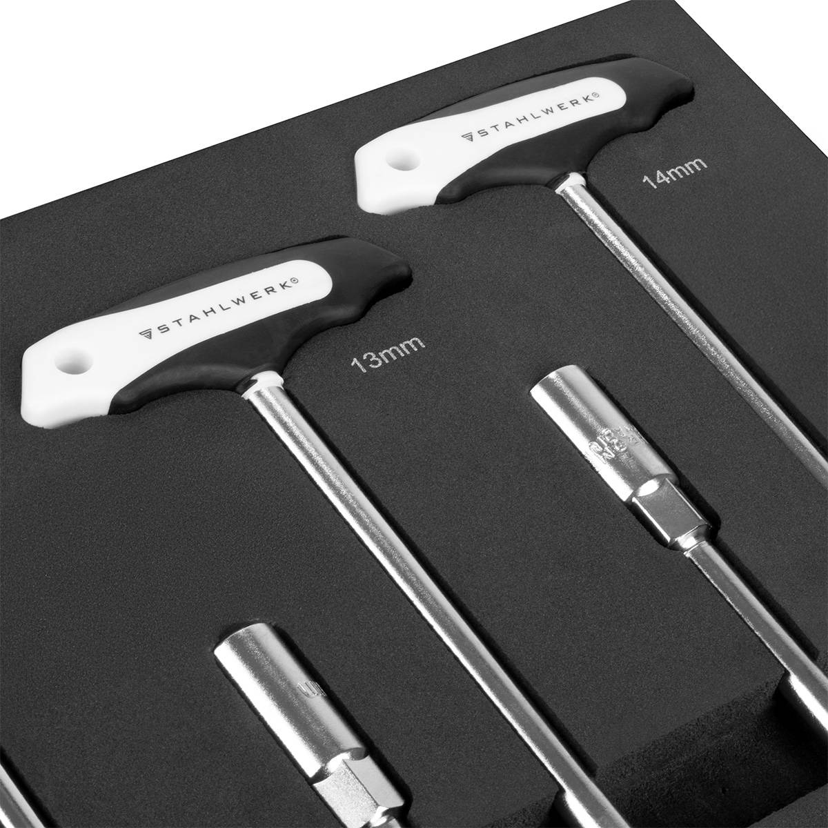 Ein Satz Chrom-T-Griff-Sechskantschlüssel mit beschrifteten Größen von 13 mm und 14 mm, in einem Schaumstoff-Organizer präsentiert.
