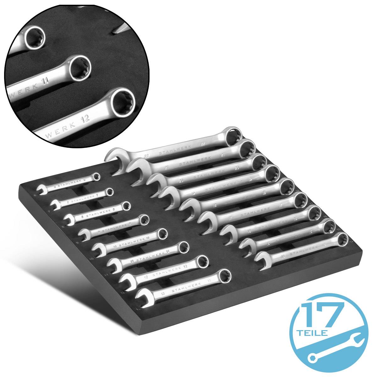 Ein Satz von 17 Schraubschlüsseln in verschiedenen Größen, angeordnet auf einem schwarzen Halter, mit Nahaufnahme der Aufschriften 'Werk 12' und 'Werk 11' auf den Schraubenschlüsselköpfen.