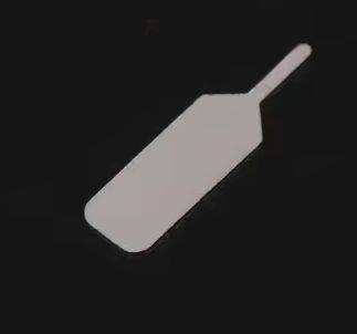 Ein weißes Cricket-Schläger-Symbol auf einem schwarzen Hintergrund.