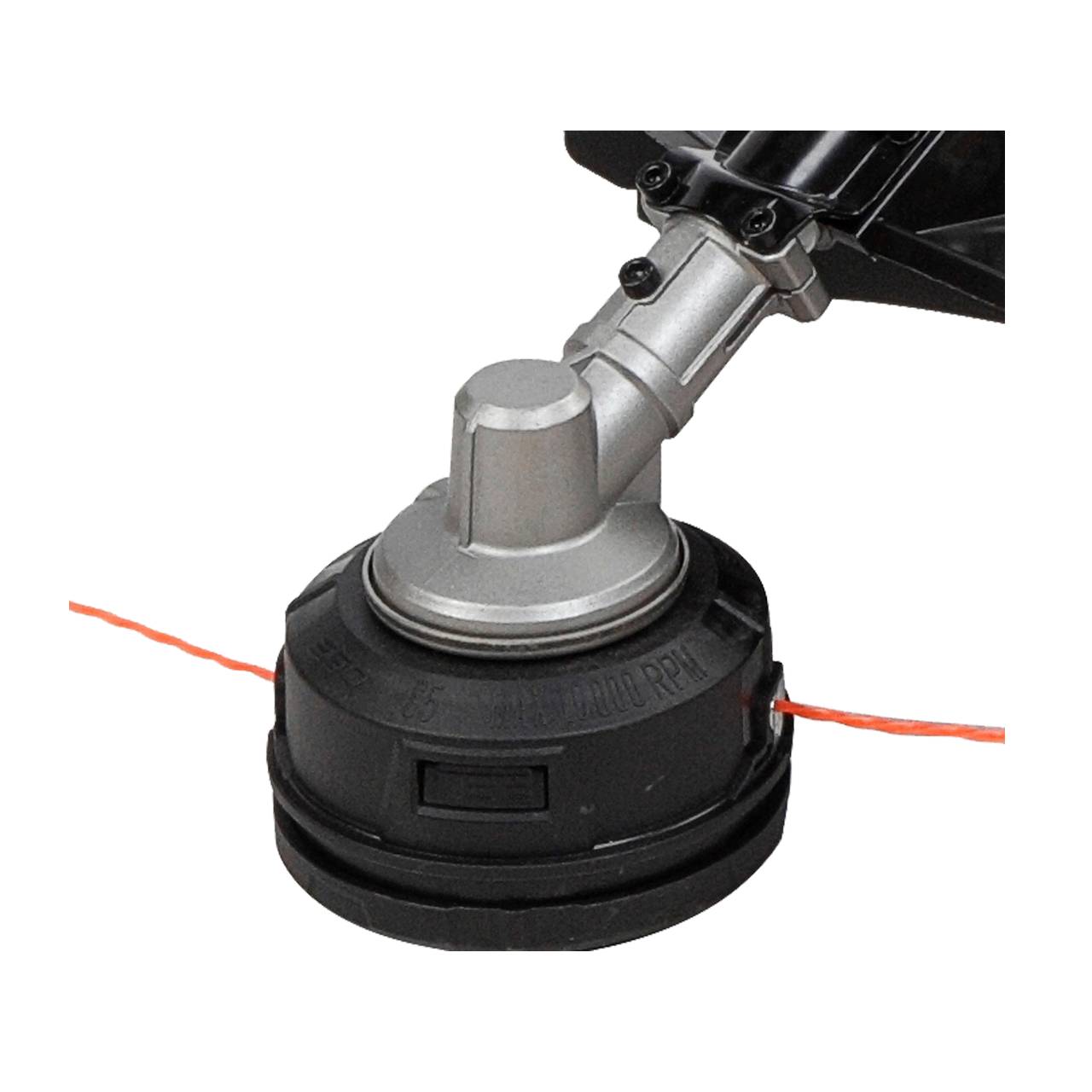 Eine Nahaufnahme des Trimmerkopfes, die die Spule und die orange Schneidleine zum Trimmen von Gras und Unkraut zeigt.