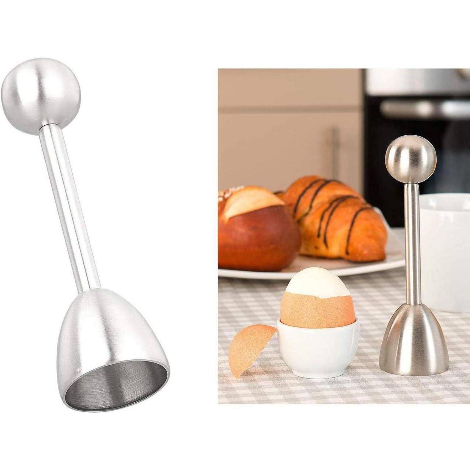 Eierköpfer-Werkzeugset auf einem Tisch. Ein Werkzeug wird mit einem gekochten Ei gezeigt; abgenommener Eierschalendeckel ist sichtbar. Küchensetting mit Brot im Hintergrund.