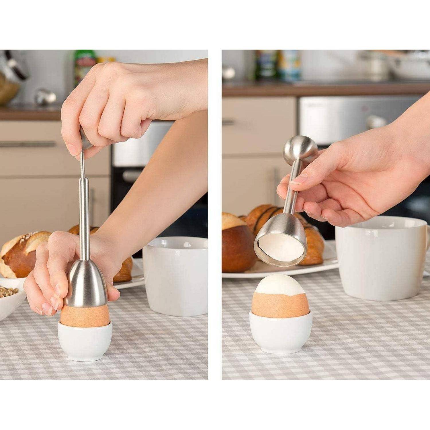 Hände, die einen Eierköpfer verwenden, um die Oberseite eines weich gekochten Eis sauber abzuschneiden, wobei der Dotter sichtbar wird. Eine Tasse und Brötchen sind daneben auf dem Tisch.