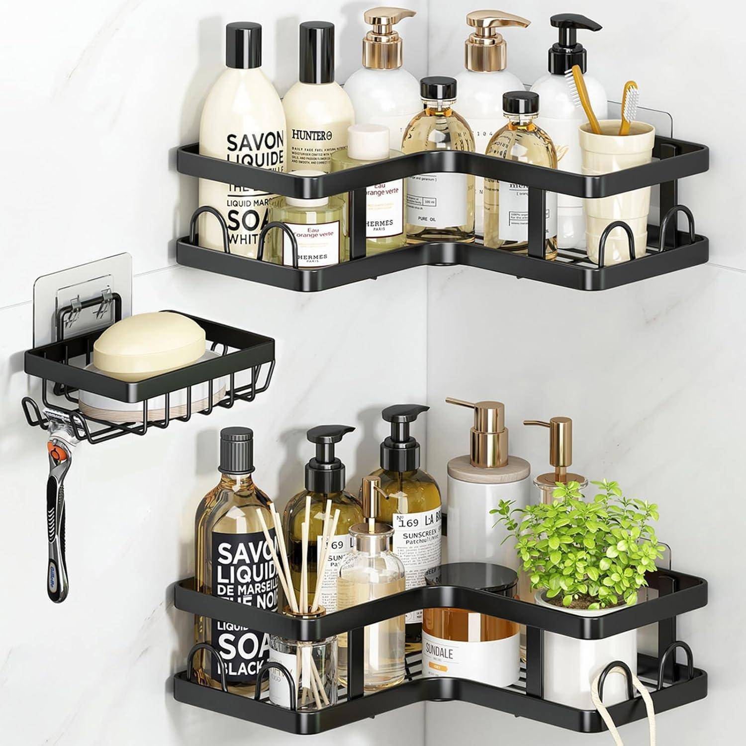 Duscheckenregale mit verschiedenen Toilettenartikeln wie Seife, Lotion und Shampooflaschen. Eine kleine Pflanze dient als Dekoration. Ein wandmontierter Seifenhalter und ein Rasierer sind in der Nähe.