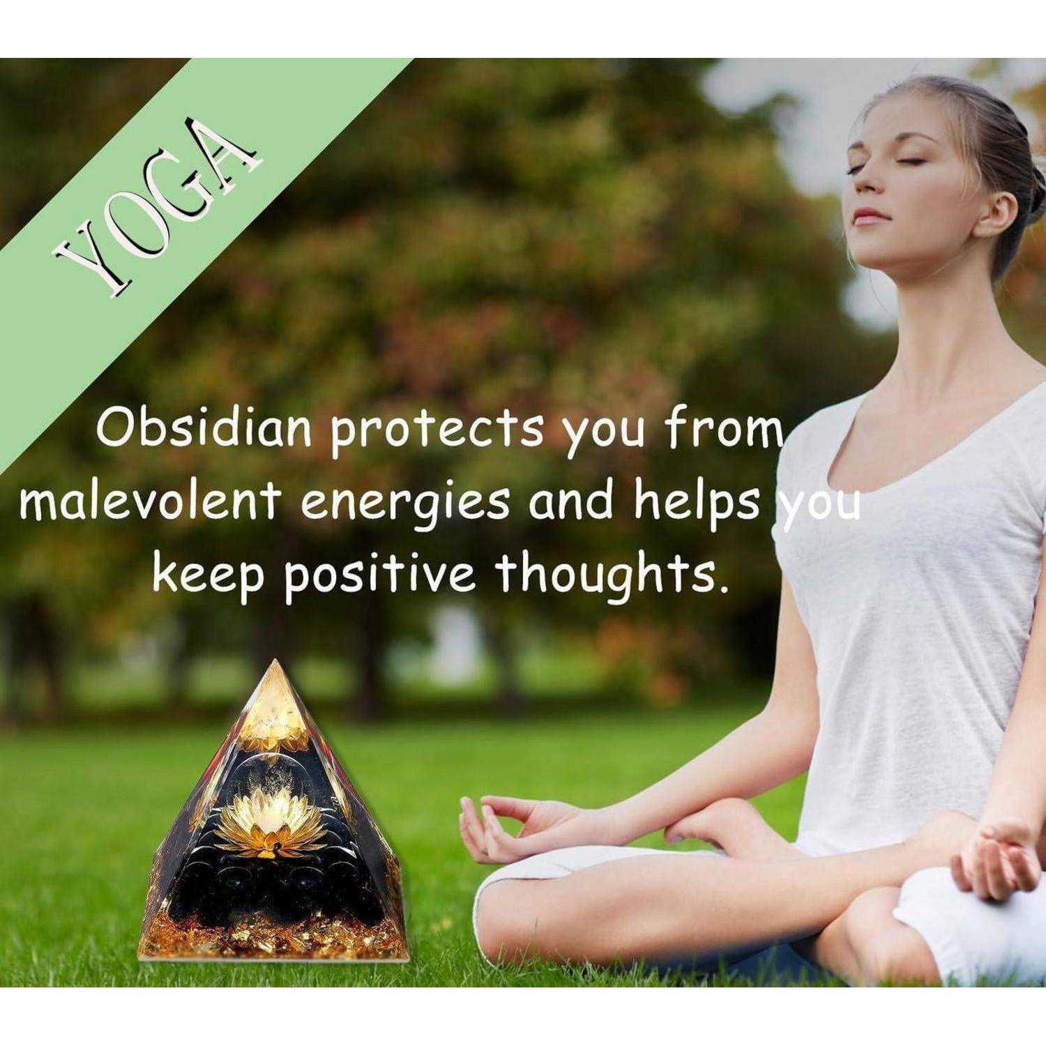 Eine Frau in einer Yoga-Pose im Freien mit Text: 'Obsidian schützt dich vor böswilligen Energien und hilft dir, positive Gedanken zu bewahren.