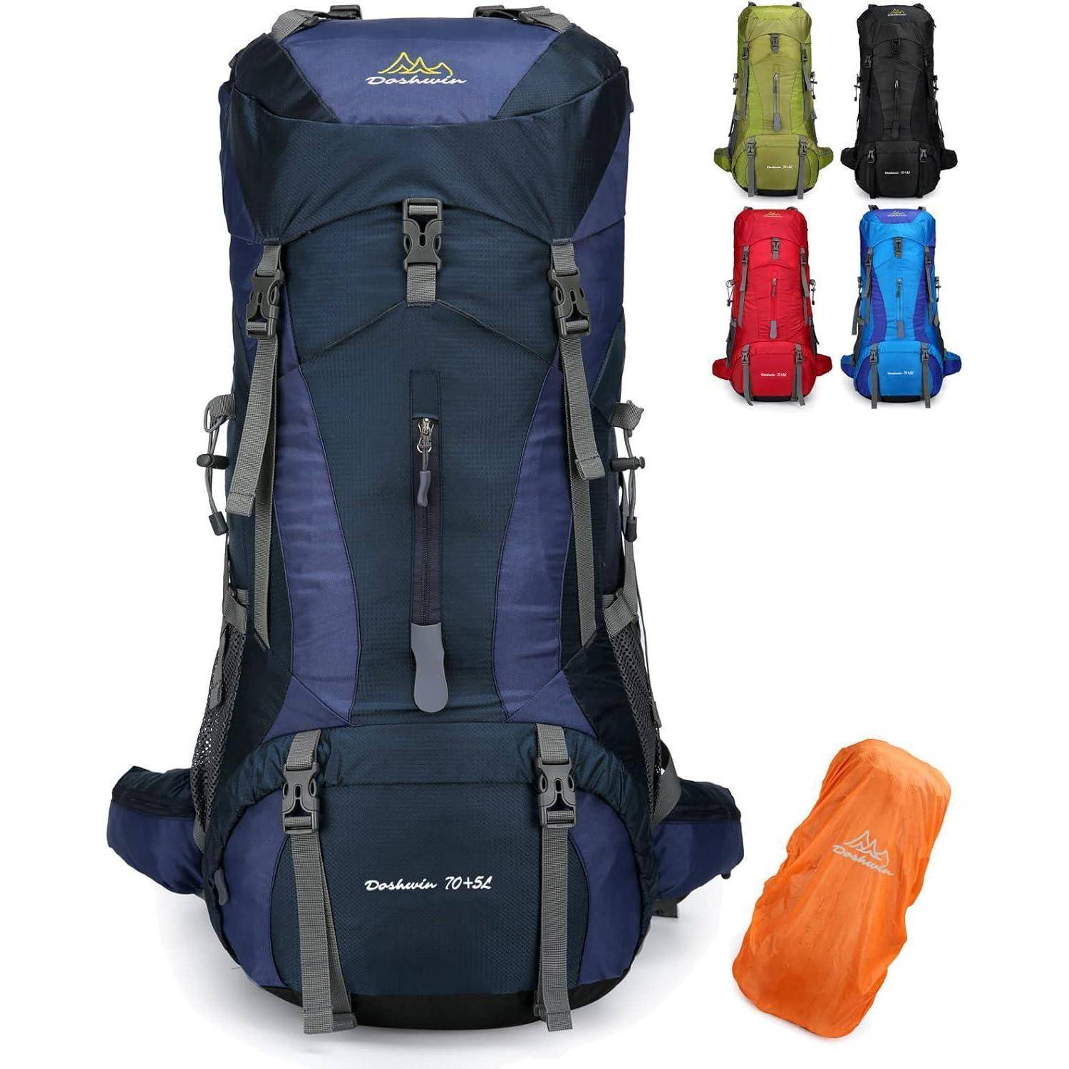 Ein großer, dunkelblauer Trekking-Rucksack mit mehreren Fächern, Gurten und einer wasserdichten Abdeckung. Kleinere Rucksäcke in verschiedenen Farben sind seitlich zu sehen.