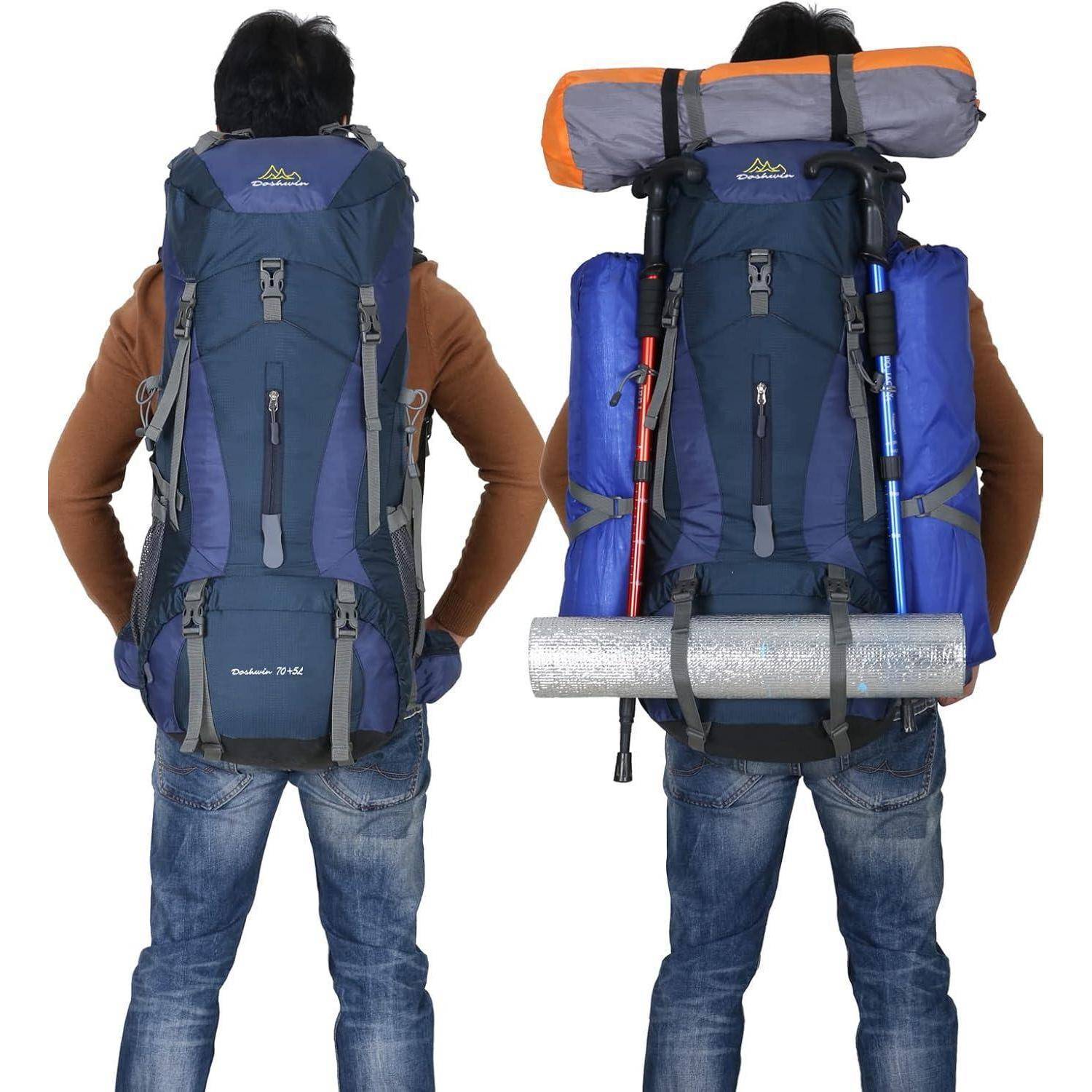 Zwei Personen, die sich von einander abgewandt haben, tragen große Wanderrucksäcke mit Schlafsäcken und Stöcken, die daran befestigt sind, und tragen lässige Outdoorkleidung.