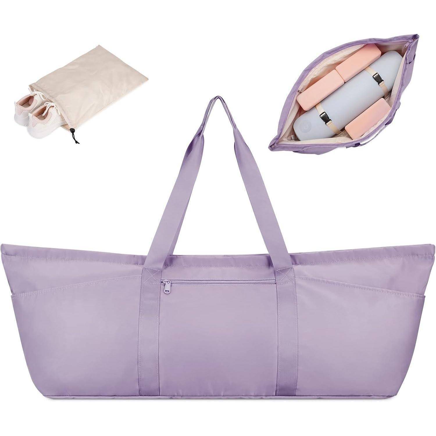 Lavendelfarbene Reisetasche präsentiert, mit Außenansicht und Reißverschlusstasche an der Vorderseite. Einblendung zeigt Innenraum mit ordentlich sortierten Toilettenartikeln und Accessoires.