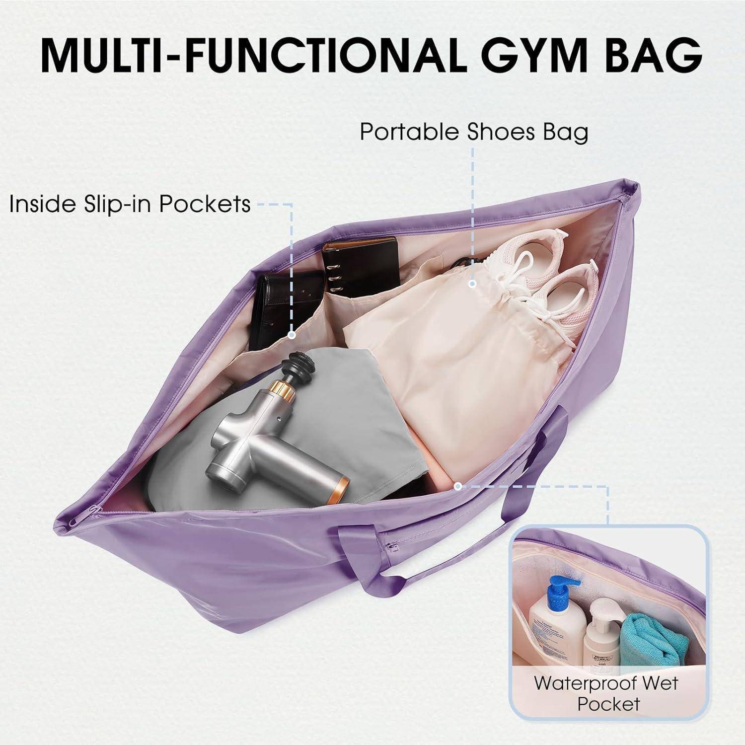 Eine lila Multifunktions-Sporttasche geöffnet, die eine tragbare Schuhbeutel, innenliegende Einstecktaschen und ein wasserdichtes Nassfach mit Toilettenartikeln zeigt.