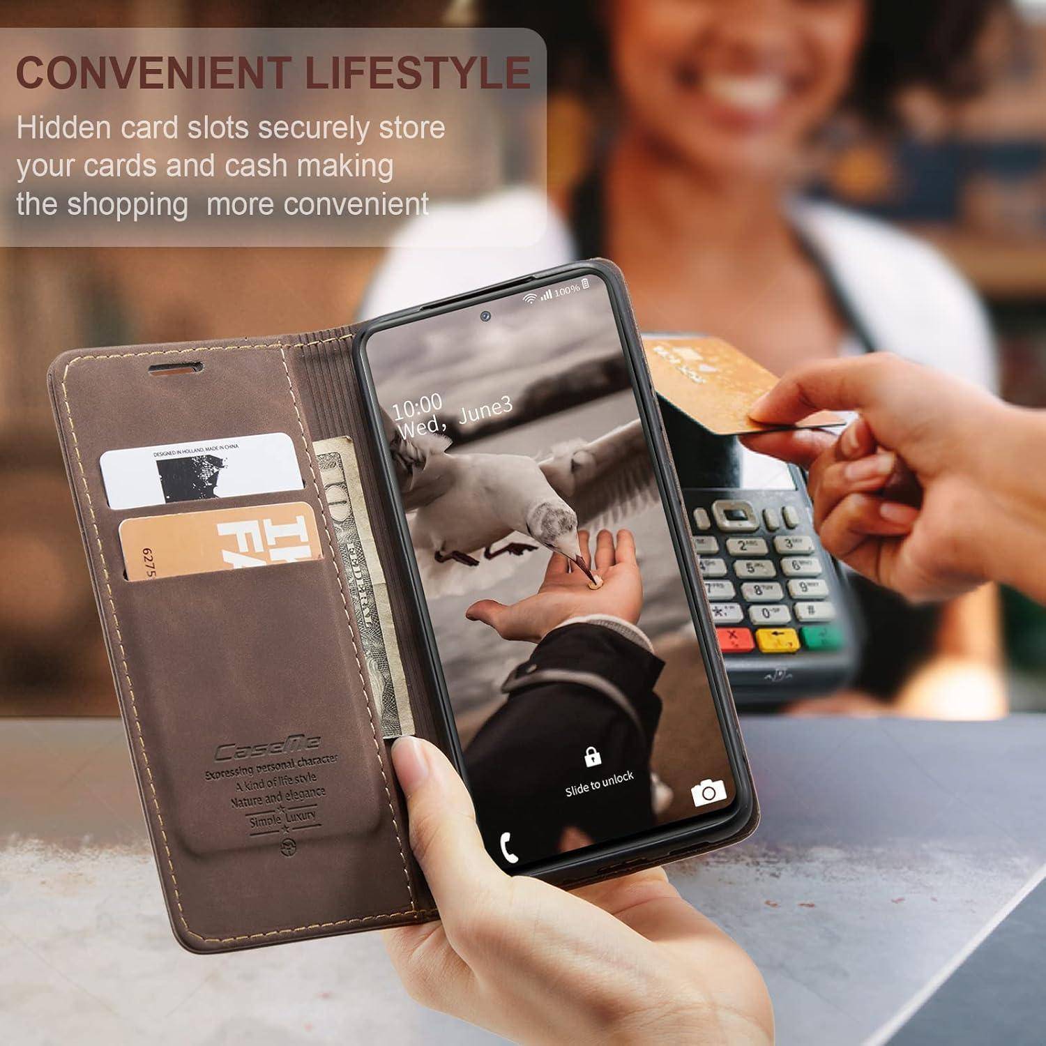 Eine Person hält ein Smartphone mit einer Digital-Wallet-App, die geöffnet ist und bereit ist, eine kontaktlose Zahlung an einem Kartenterminal durchzuführen.
