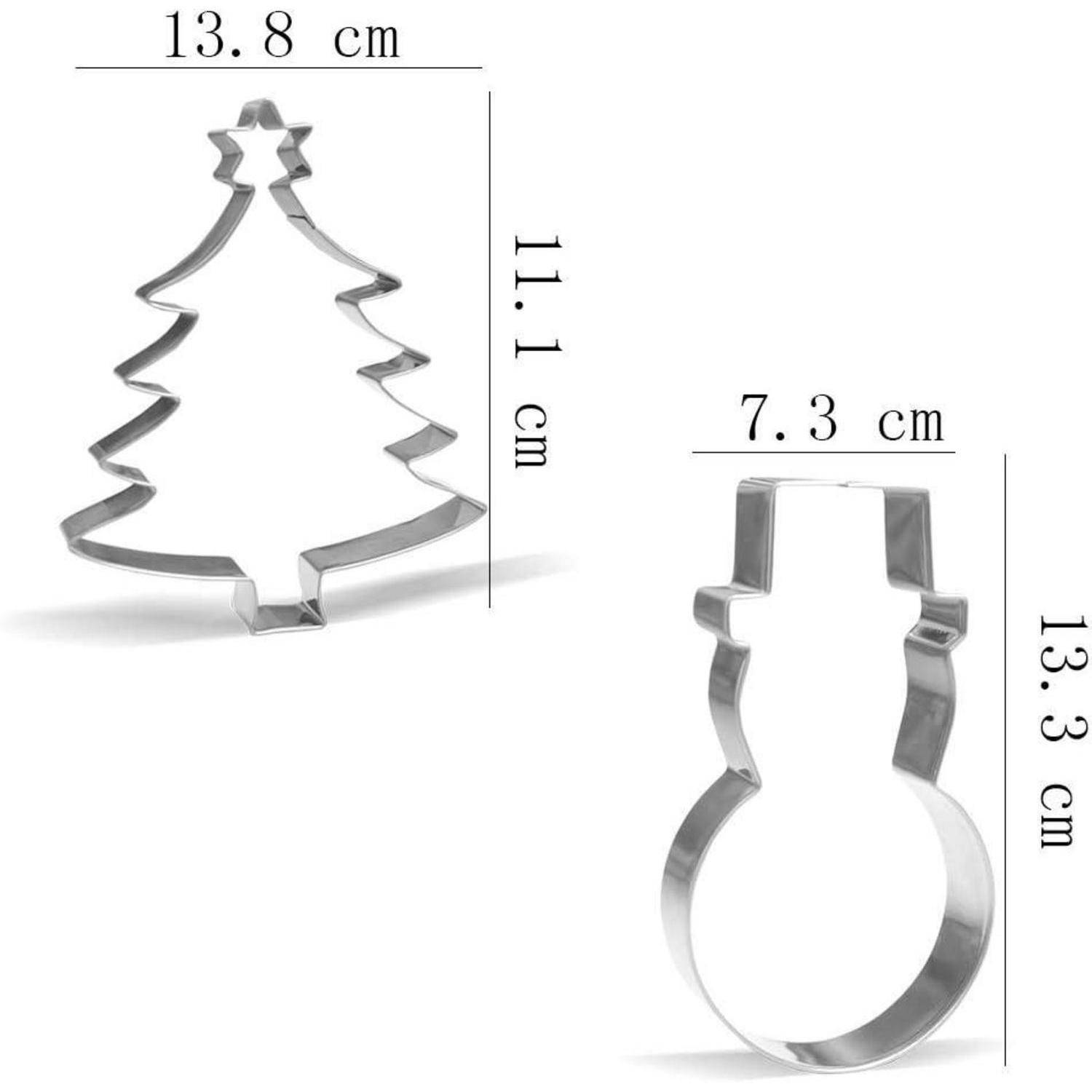 Ein Metall-Ausstechform in Form eines Weihnachtsbaums wird neben einer Ausstechform in Form eines Schneemanns gezeigt. Weihnachtsbaum: 13,8 cm breit, 11,1 cm hoch; Schneemann: 7,3 cm breit, 13,3 cm hoch.