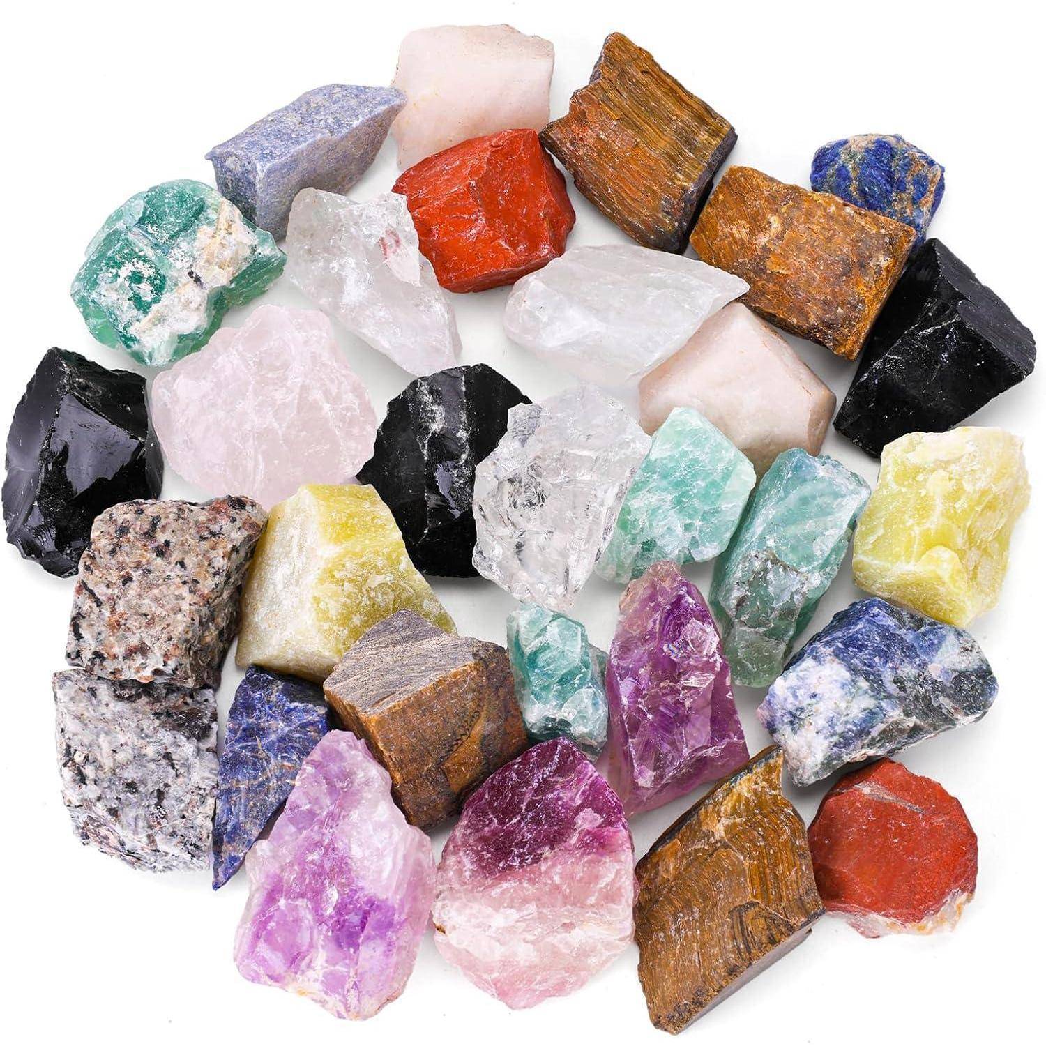 Eine Sammlung farbenfroher Mineralsteine, darunter grüne, rote, lila, rosa und schwarze Steine, die verschiedene Texturen und Farbtöne präsentieren.