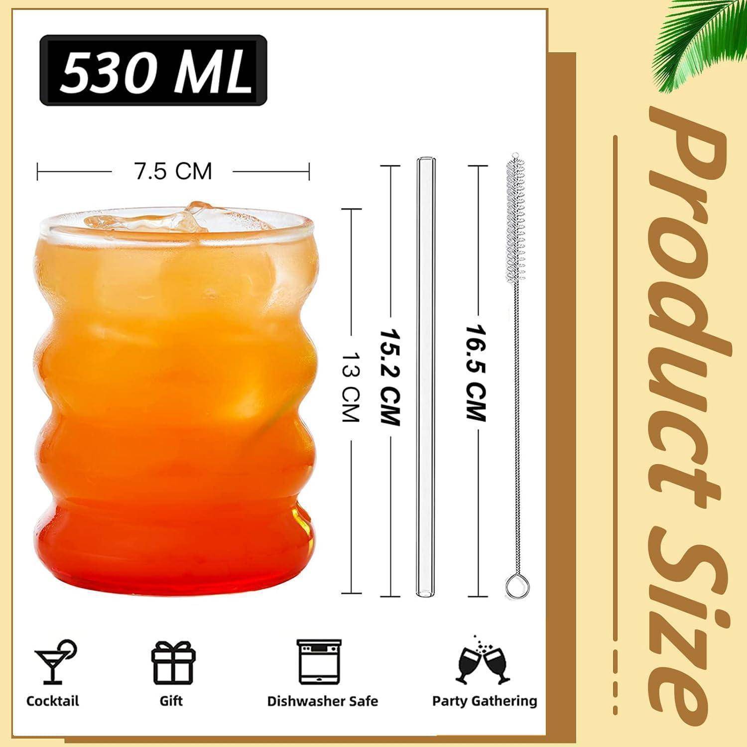 Glas mit abgestuften Schichten, 530 ml Fassungsvermögen, gefüllt mit einem Getränk. Inkludiert sind ein 15,2 cm Strohhalm und eine 16,5 cm lange Reinigungsbürste.