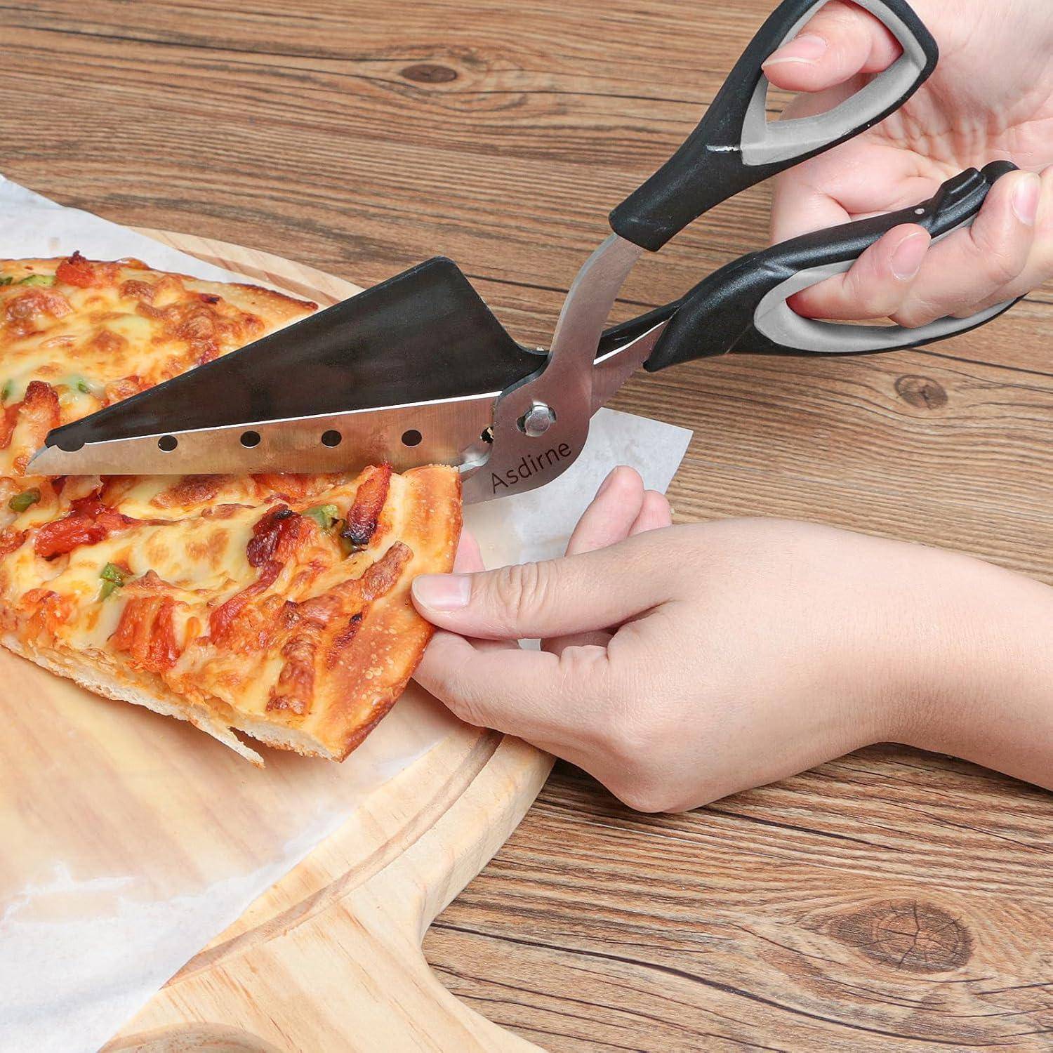Eine Person verwendet einen speziellen Pizzaschneider, der einer Schere ähnelt, um eine Pizza auf einem Holzbrett zu schneiden und damit ein neuartiges Küchengerät hervorzuheben.