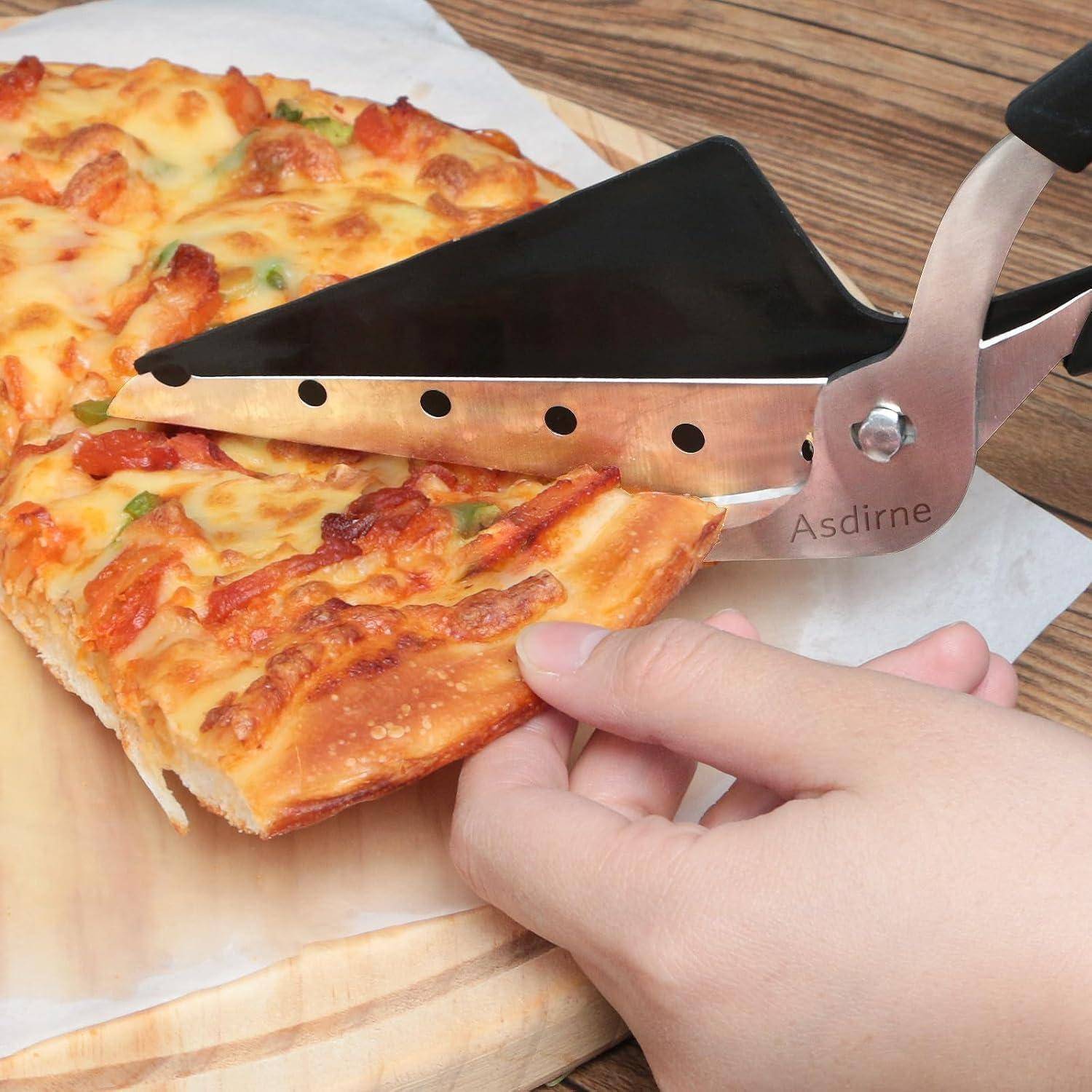 Eine Person verwendet einen dreieckigen Pizzaschneider auf einem Holzbrett, um eine Scheibe Pizza mit Käse und Belag zu schneiden.