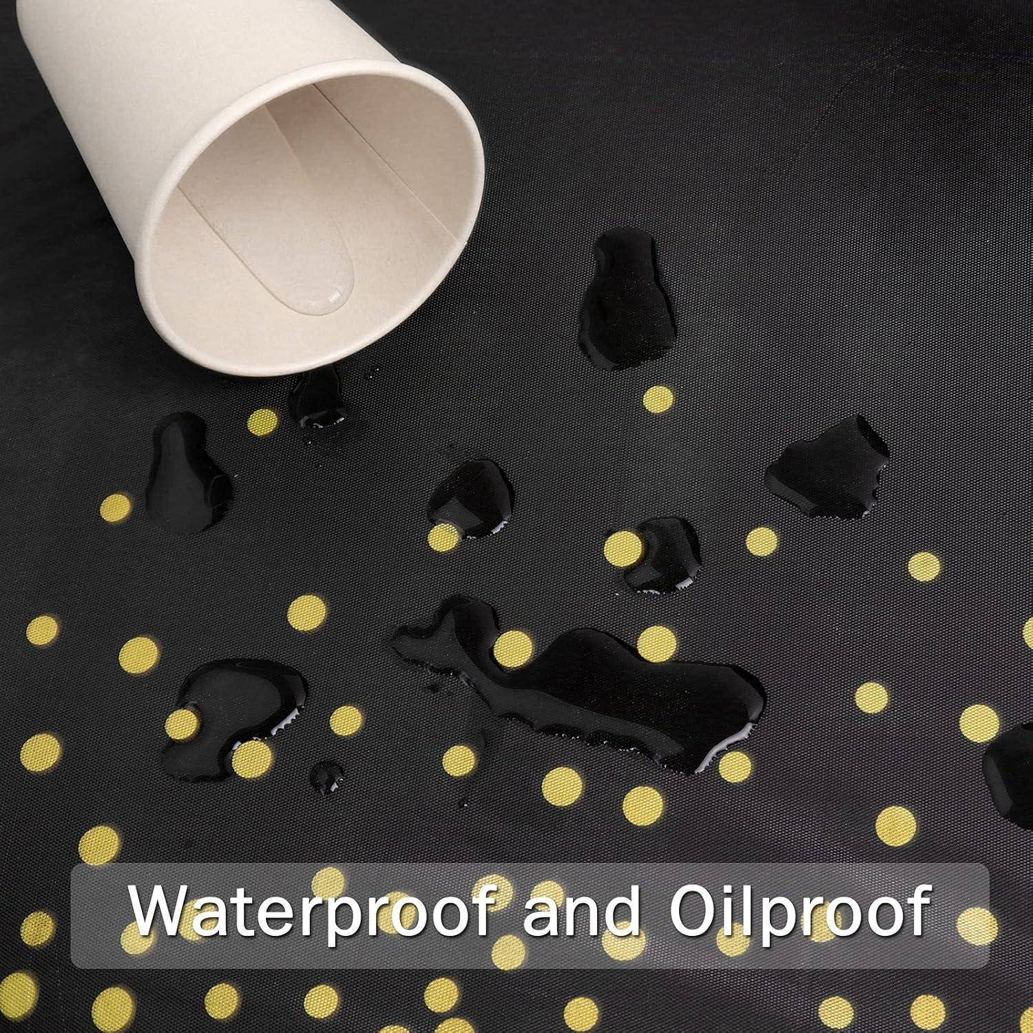 Eine umgekippte Tasse verschüttet Wasser auf einer schwarzen Oberfläche mit gelben Punkten und unterstreicht die Widerstandsfähigkeit eines wasserundurchlässigen und ölabweisenden Materials.