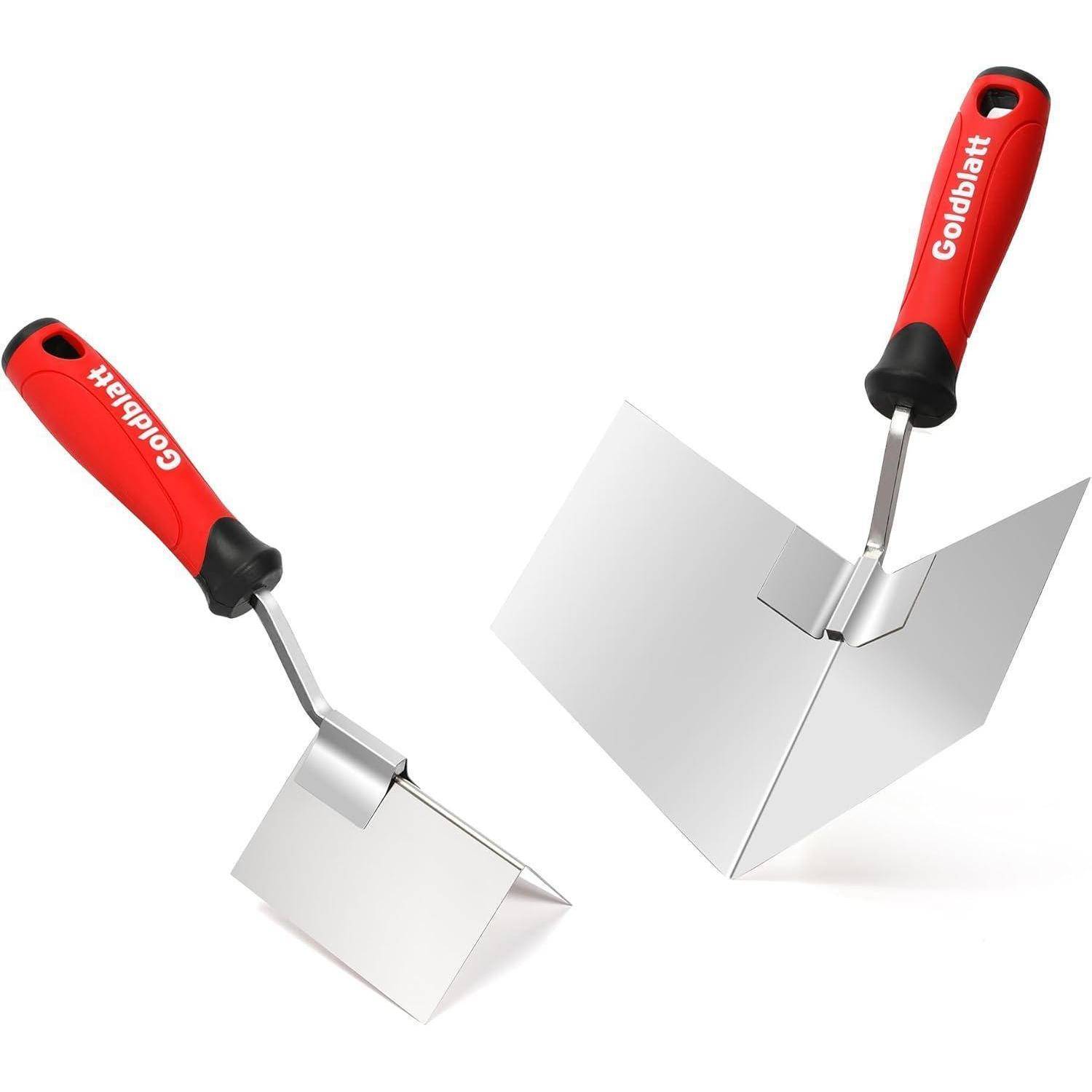 Zwei Eckkellen mit roten Griffen, mit der Aufschrift 'Goldblatt', ausgestattet mit L-förmigen Klingen aus Edelstahl zum Glätten von Trockenbauecken.