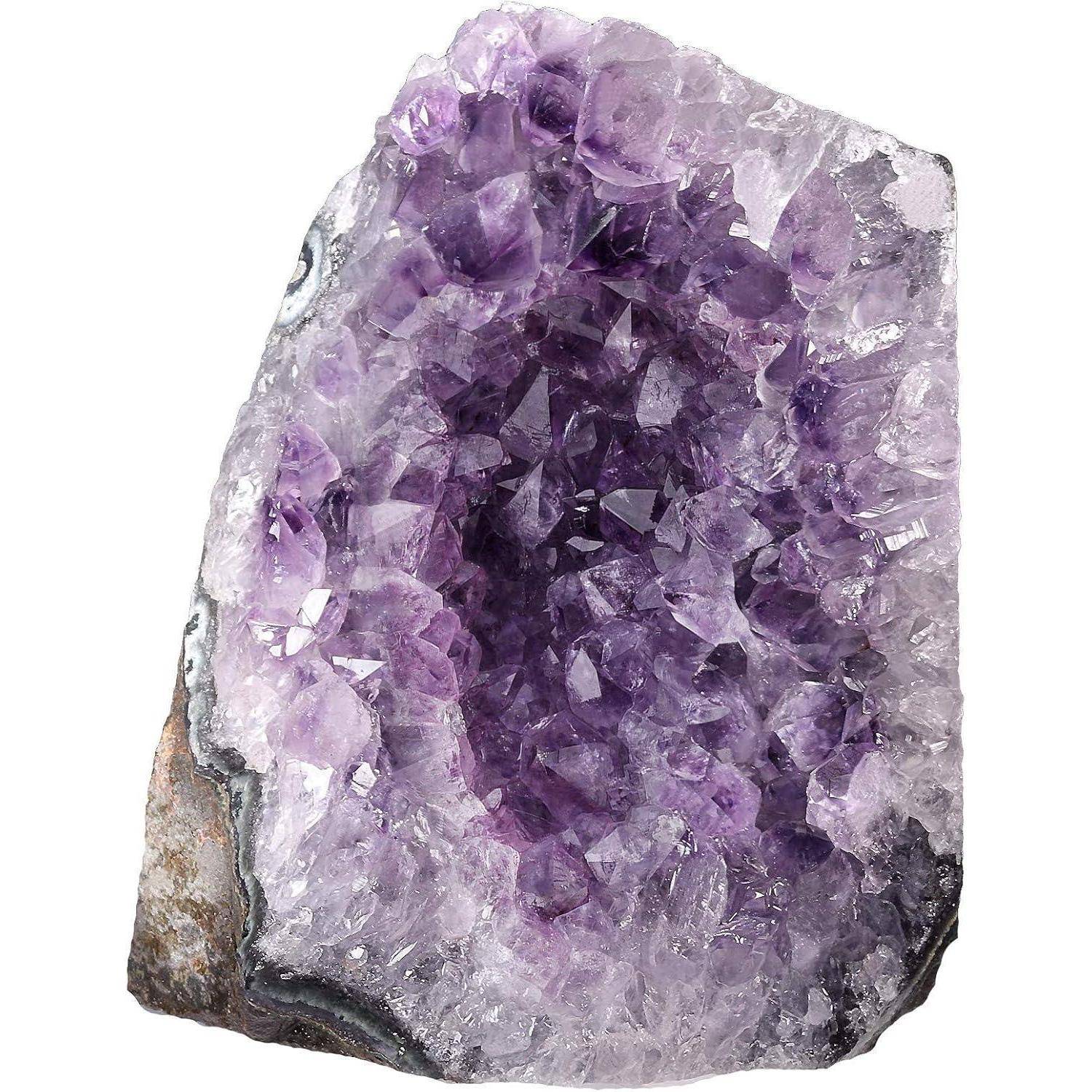 Ein großer, grober Amethystgeode mit freigelegten Kristallclustern in unterschiedlichen Violetttönen und komplexen Formationen im Inneren.