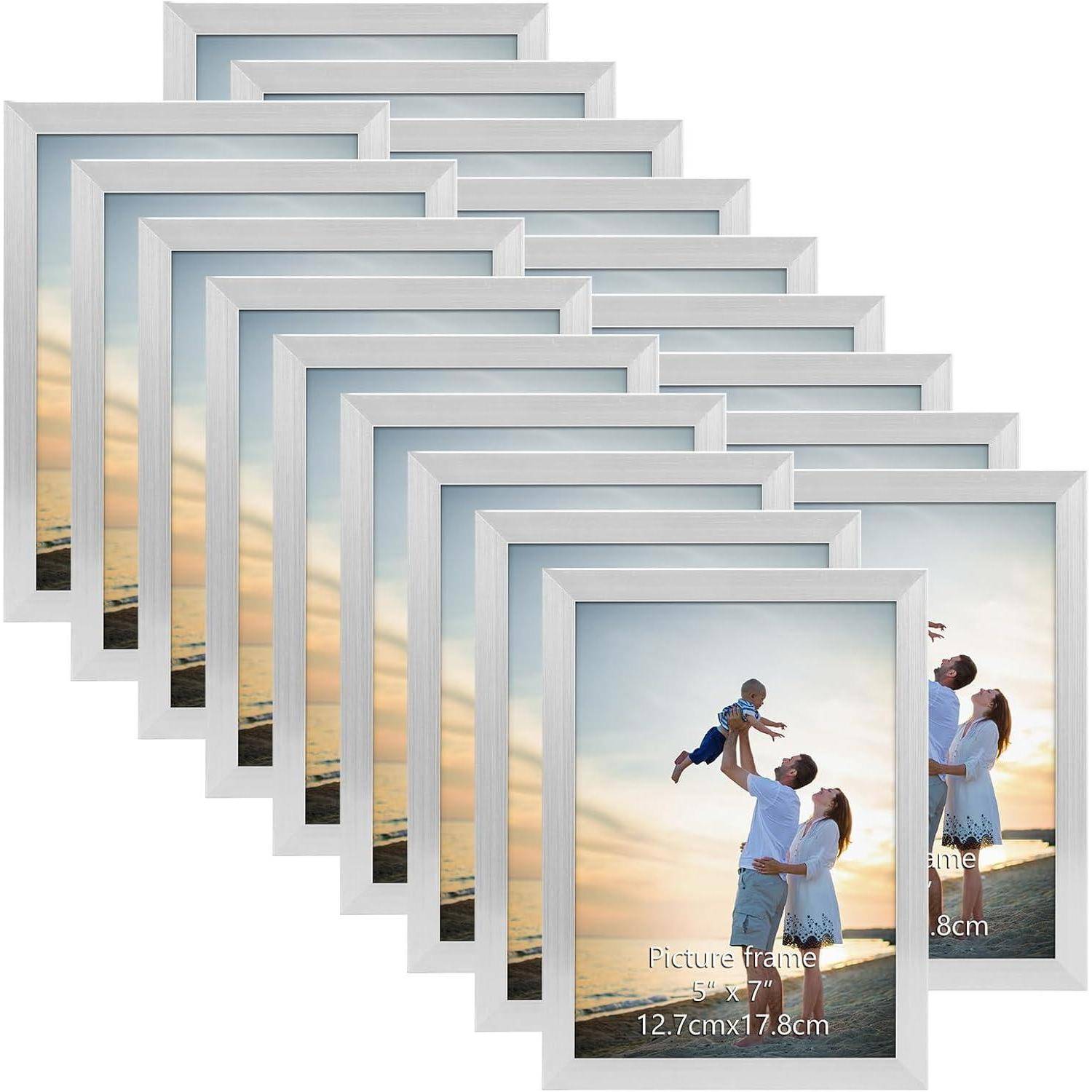Eine Reihe identischer, weißer Bilderrahmen zeigt ein Familienfoto, das zwei Erwachsene und ein Kind am Meer während des Sonnenuntergangs darstellt.