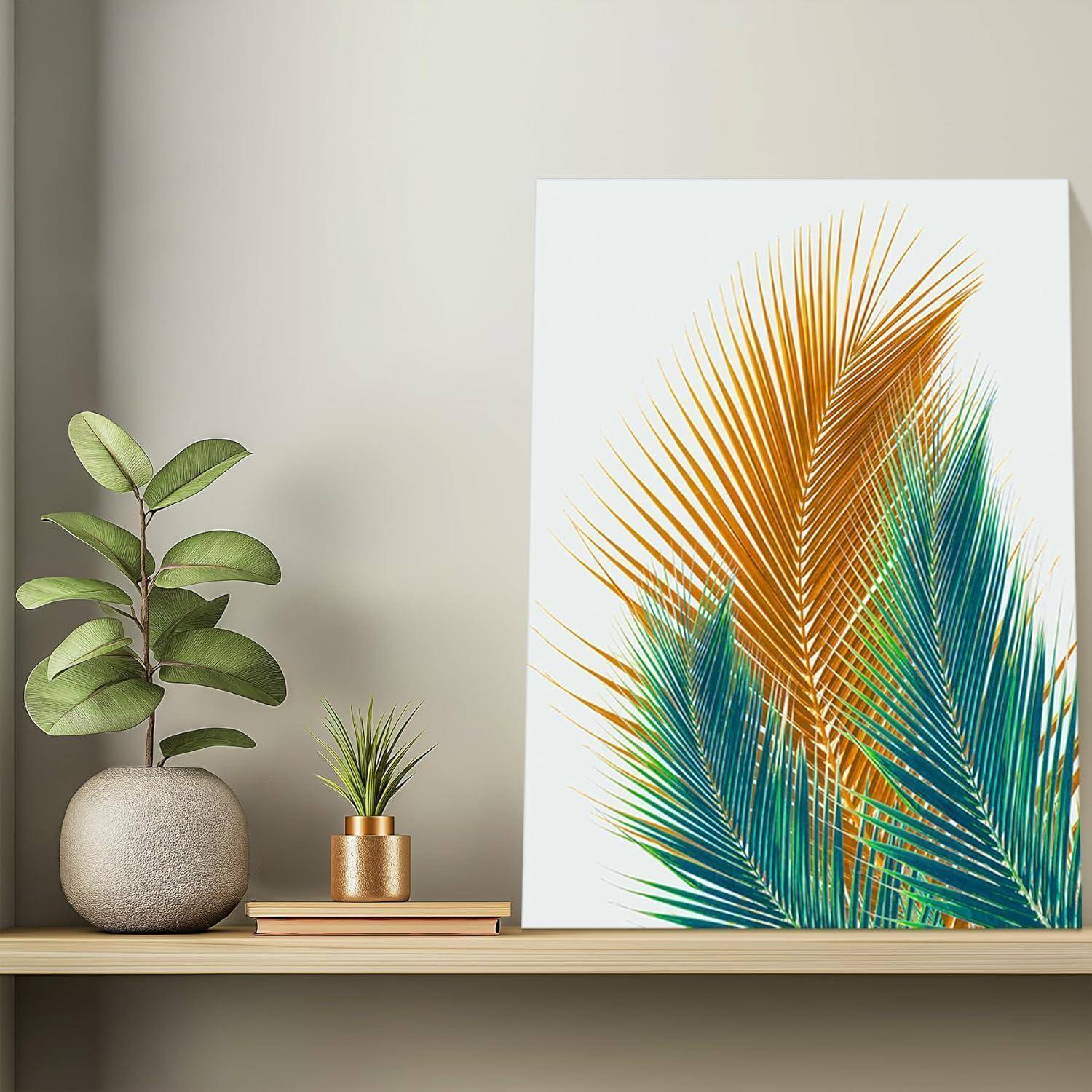 Ein gerahmtes Kunstwerk mit lebhaften orangefarbenen und petrolblauen Palmenblättern ist auf einem Regal neben einer Topfpflanze und gestapelten Büchern ausgestellt.