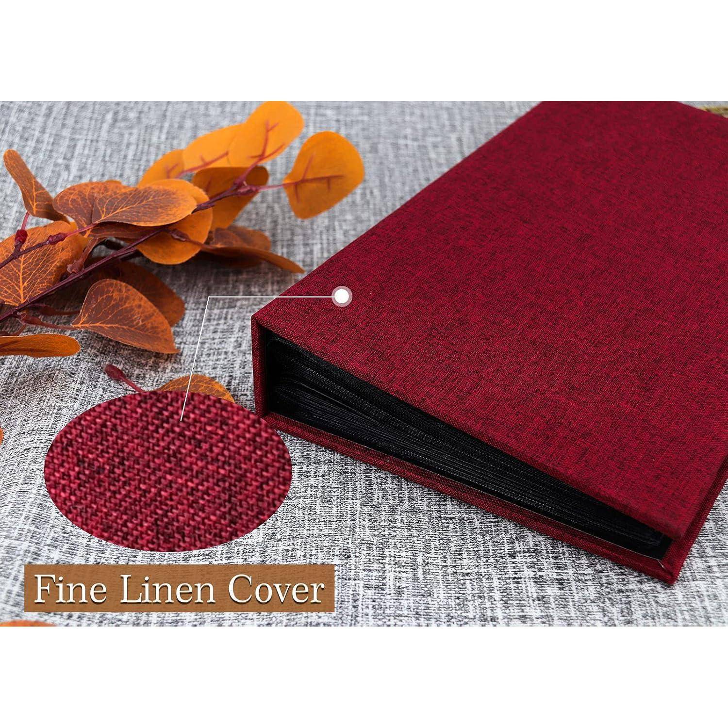 Rotes Fotoalbum mit feiner Leinenoberfläche auf einer grauen Unterlage, begleitet von Herbstblättern und einer Detailaufnahme der Leinen-Textur.