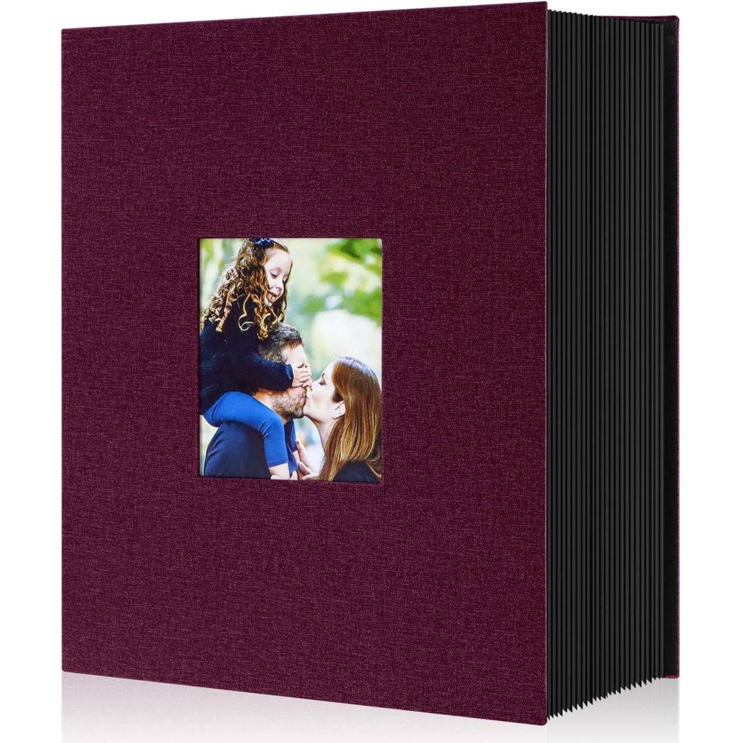 Ein weinrotes Fotoalbum mit einem Familienfoto auf dem Einband; Eltern lächeln auf ein Kind, das auf den Schultern des Vaters sitzt.