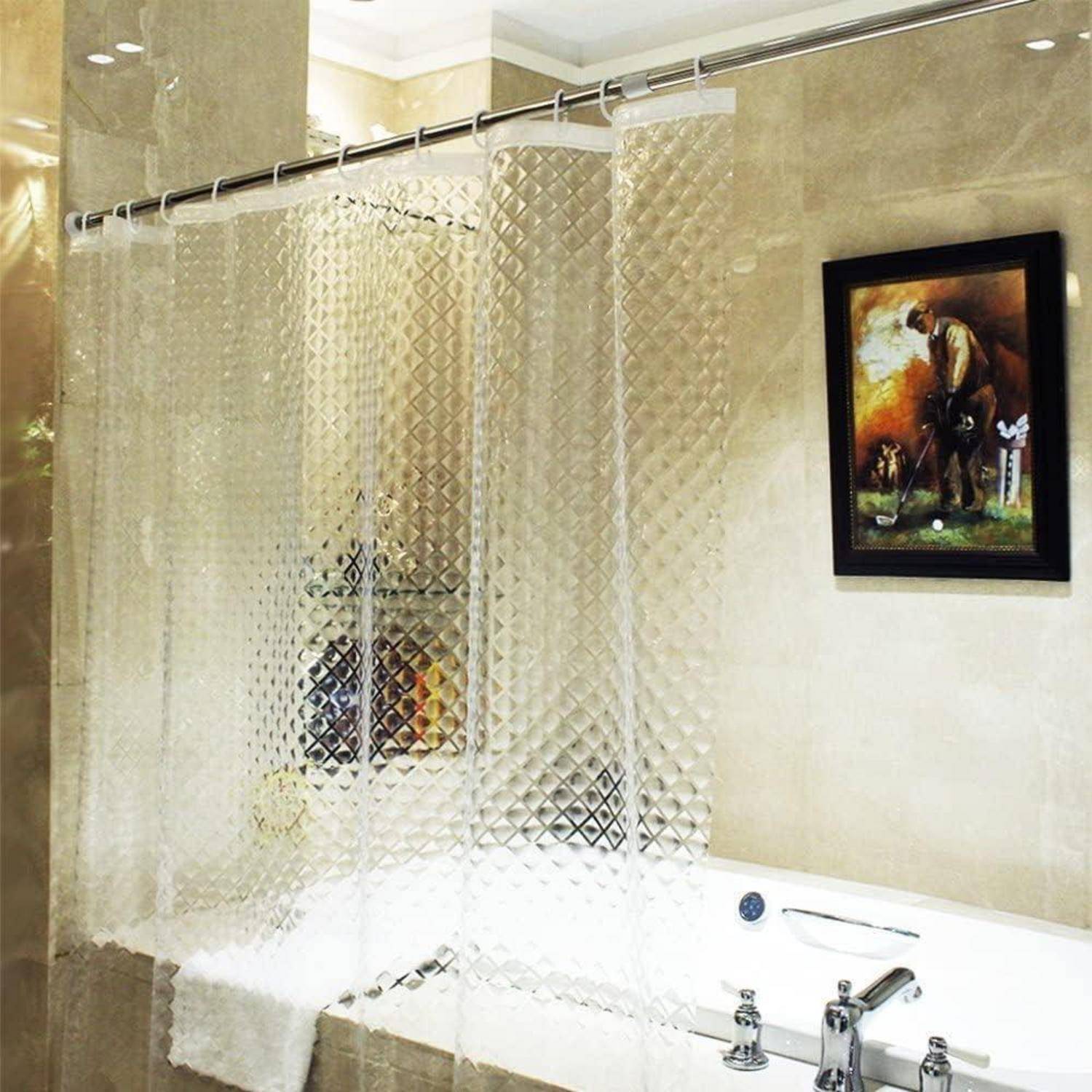 Ein Badezimmer mit einer Badewanne, einem silbernen Wasserhahn und einem strukturierten Glasduschvorhang. Ein gerahmtes Kunstwerk hängt an der beige gefliesten Wand.