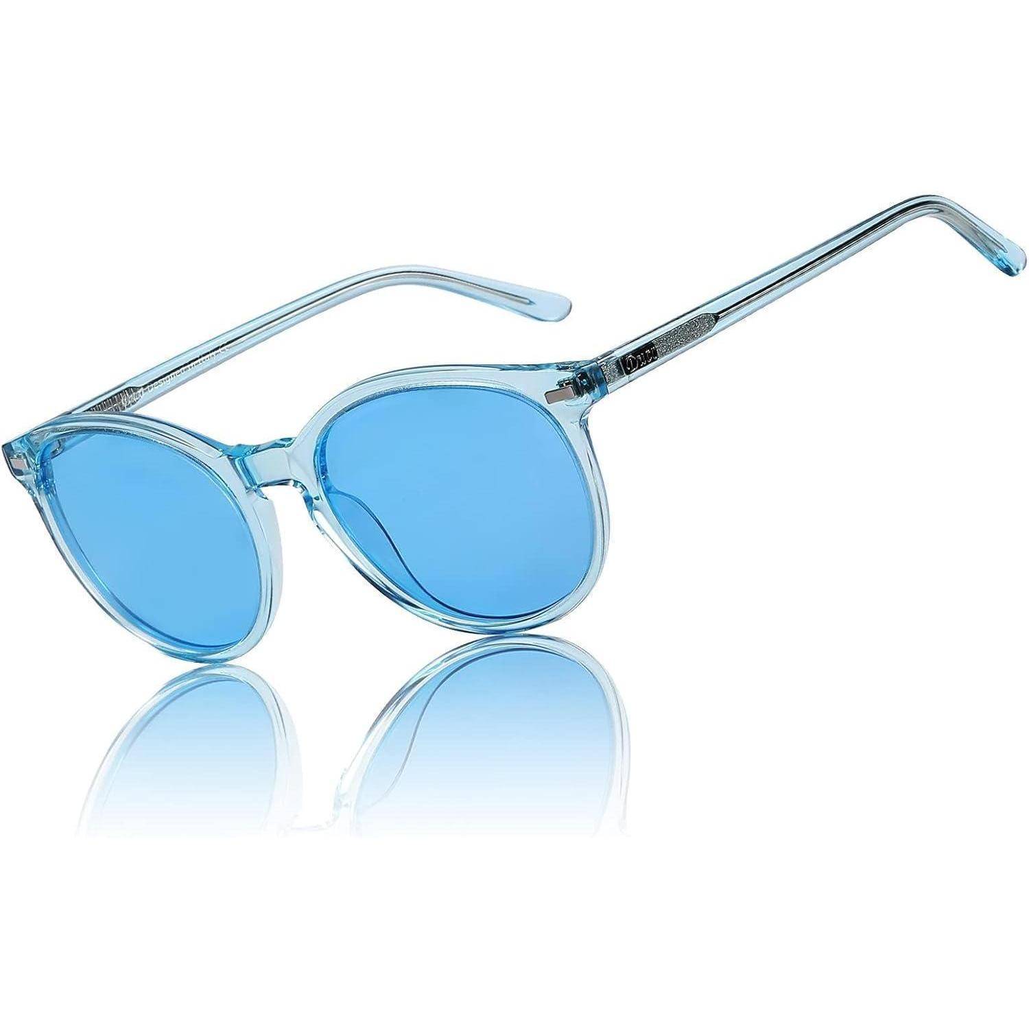 Klare blaue Sonnenbrille mit rechteckigen Rahmen, die das Licht reflektiert.