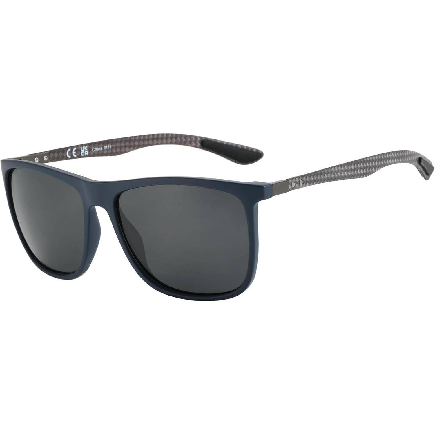 Schwarze Sonnenbrille mit dunklen Gläsern und strukturierten grauen Bügeln, auf einem schlichten weißen Hintergrund präsentiert.