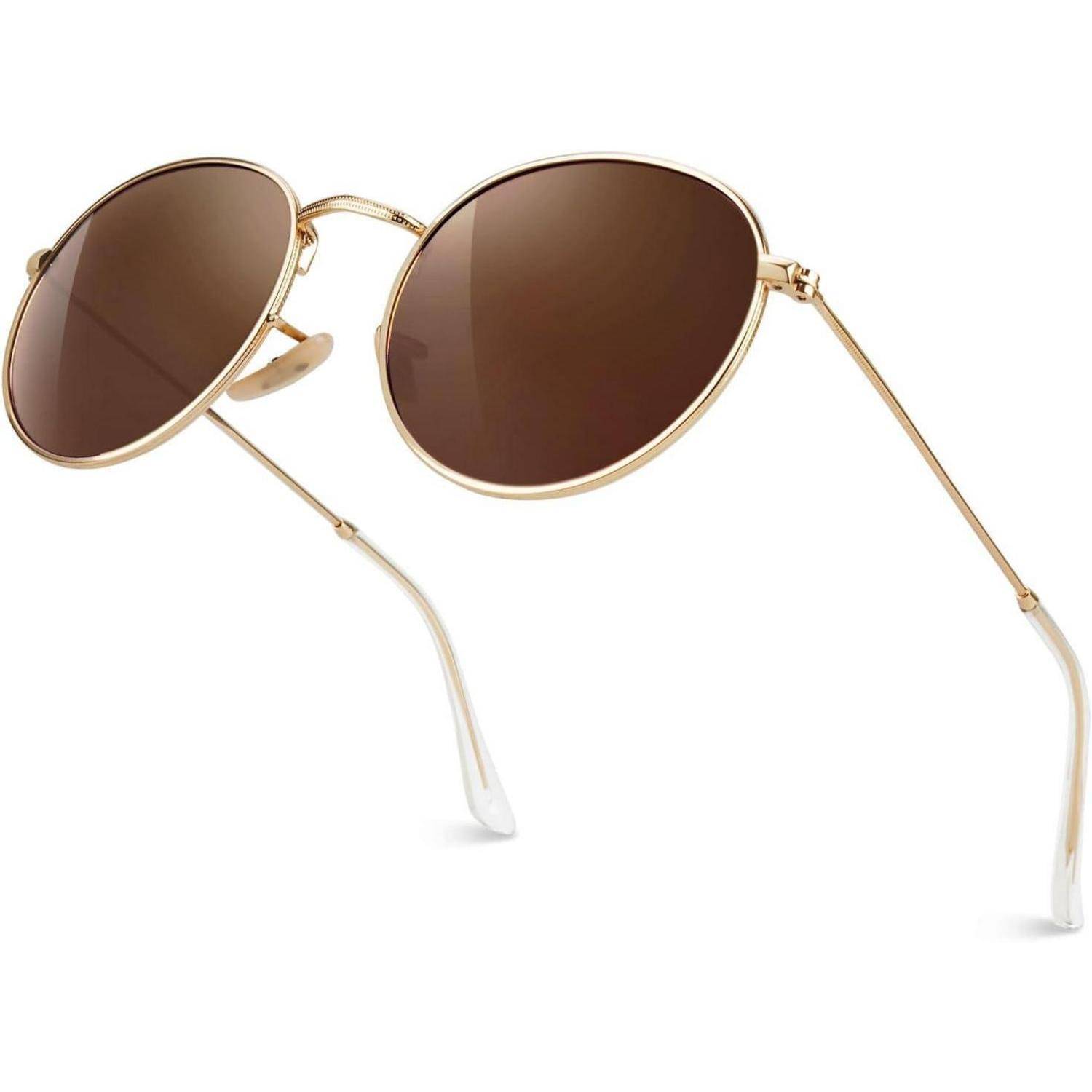 Runde, goldfarbig gerahmte Sonnenbrille mit braunen Gläsern und dünnen goldenen Bügeln, Seitenansicht in einem leichten Winkel.