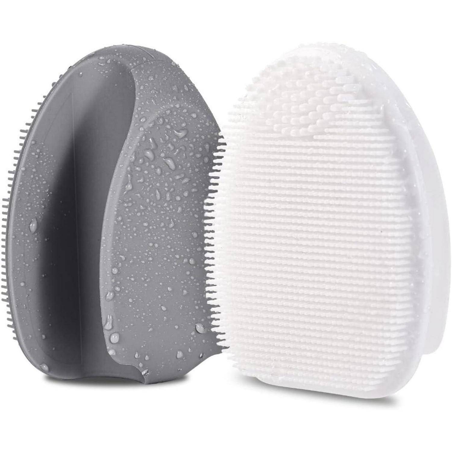 Zwei Handschrubber aus Silikon, einer grau und einer weiß, beide mit strukturierter Oberfläche zum Reinigen. Der graue Schrubber ist mit Wassertropfen benetzt.