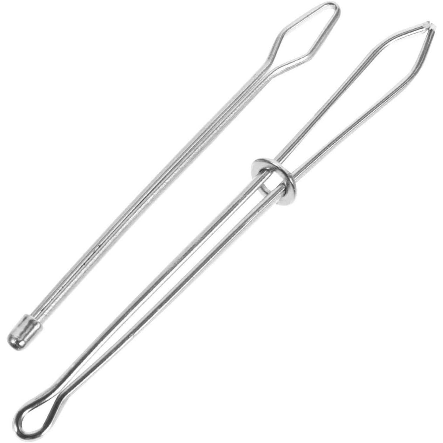 Zwei silberne Metalldrahtquirle, einer mit einer Schlaufe am Ende und der andere mit einem Ring, zum Mischen oder Rühren von Zutaten.