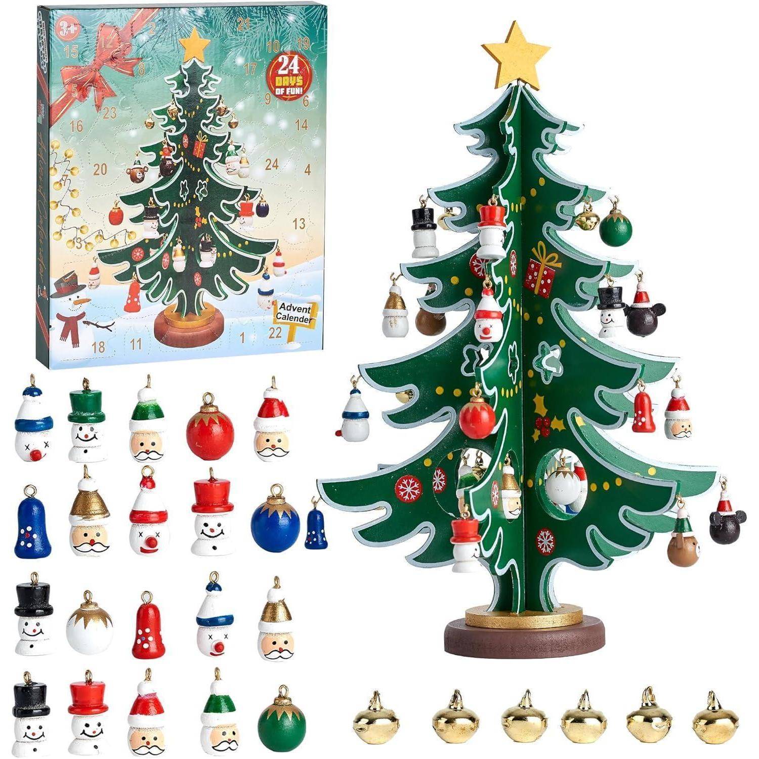 Ein Holz-Weihnachtsbaum-Adventskalender mit 24 hängenden Weihnachtsschmuck, einschließlich Weihnachtsmänner, Schneemänner, Glocken und Geschenkkartons.