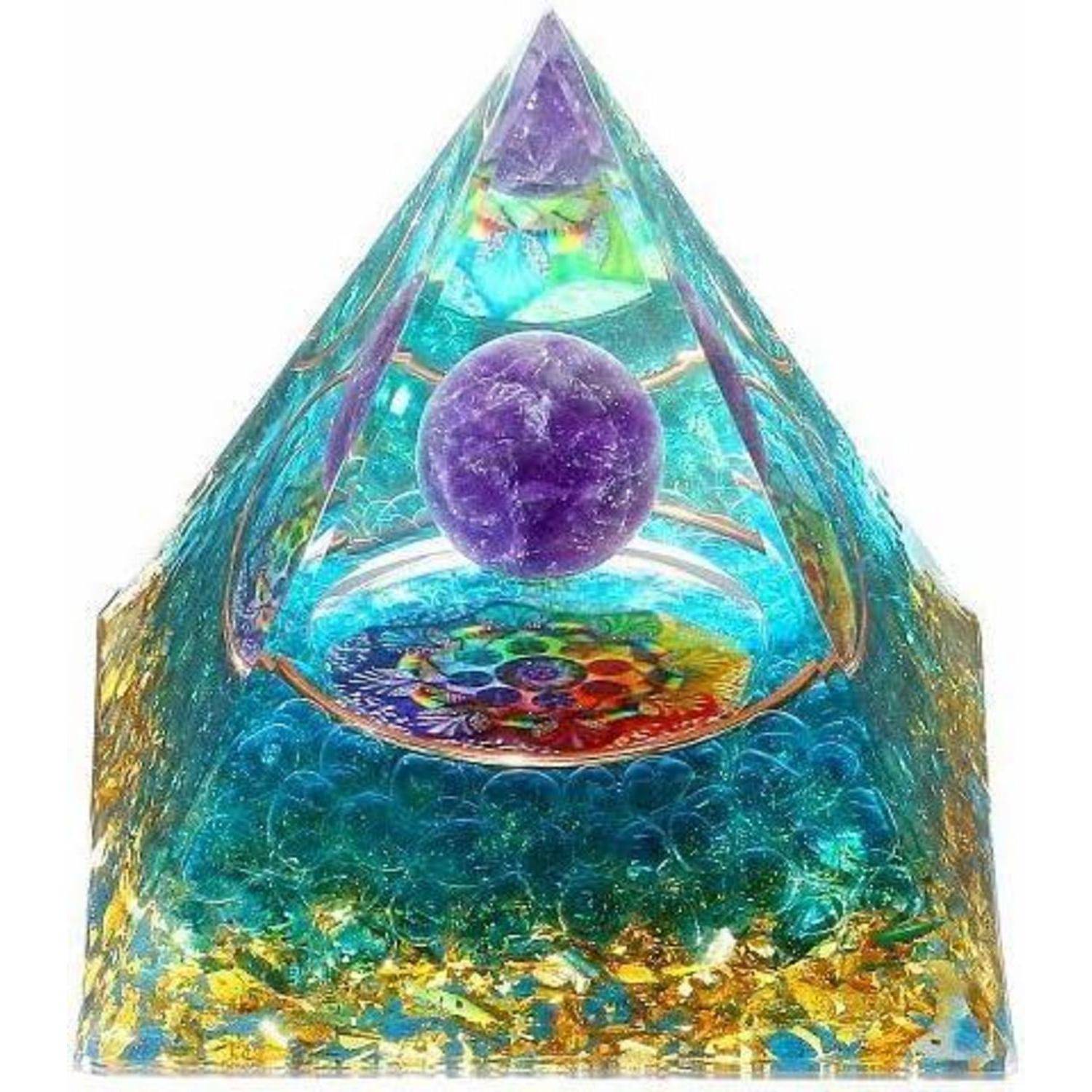 Eine farbenprächtige pyramidenförmige Harzplastik mit einer lila Kugel im Inneren, umgeben von geschichteten Mustern in Blau, Gold und anderen leuchtenden Farben.