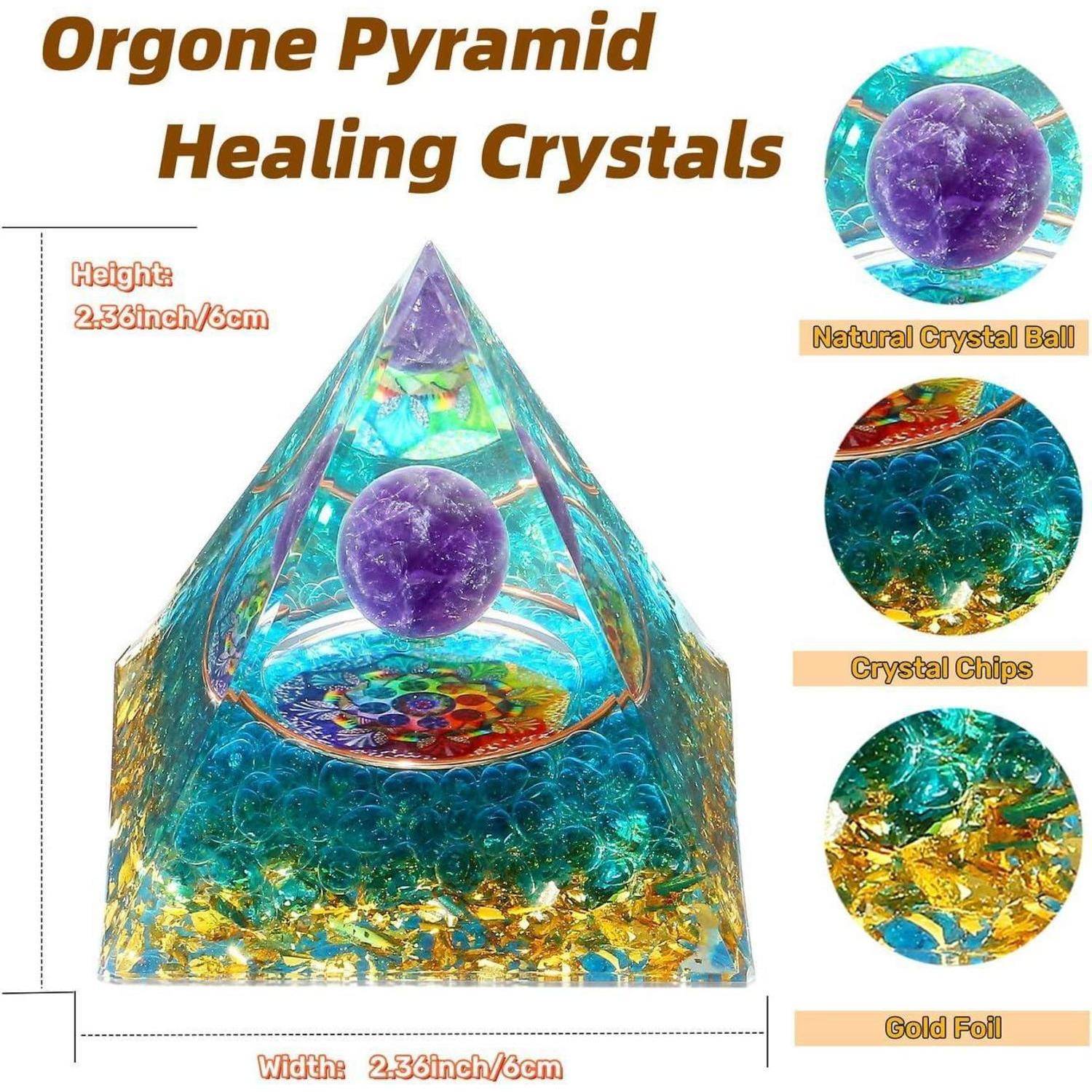 Orgon-Pyramide mit Heilkristallen, ausgestattet mit einer natürlichen Kristallkugel, Kristallsplittern und Goldfolie. Abmessungen: 2,36 Zoll (6 cm).