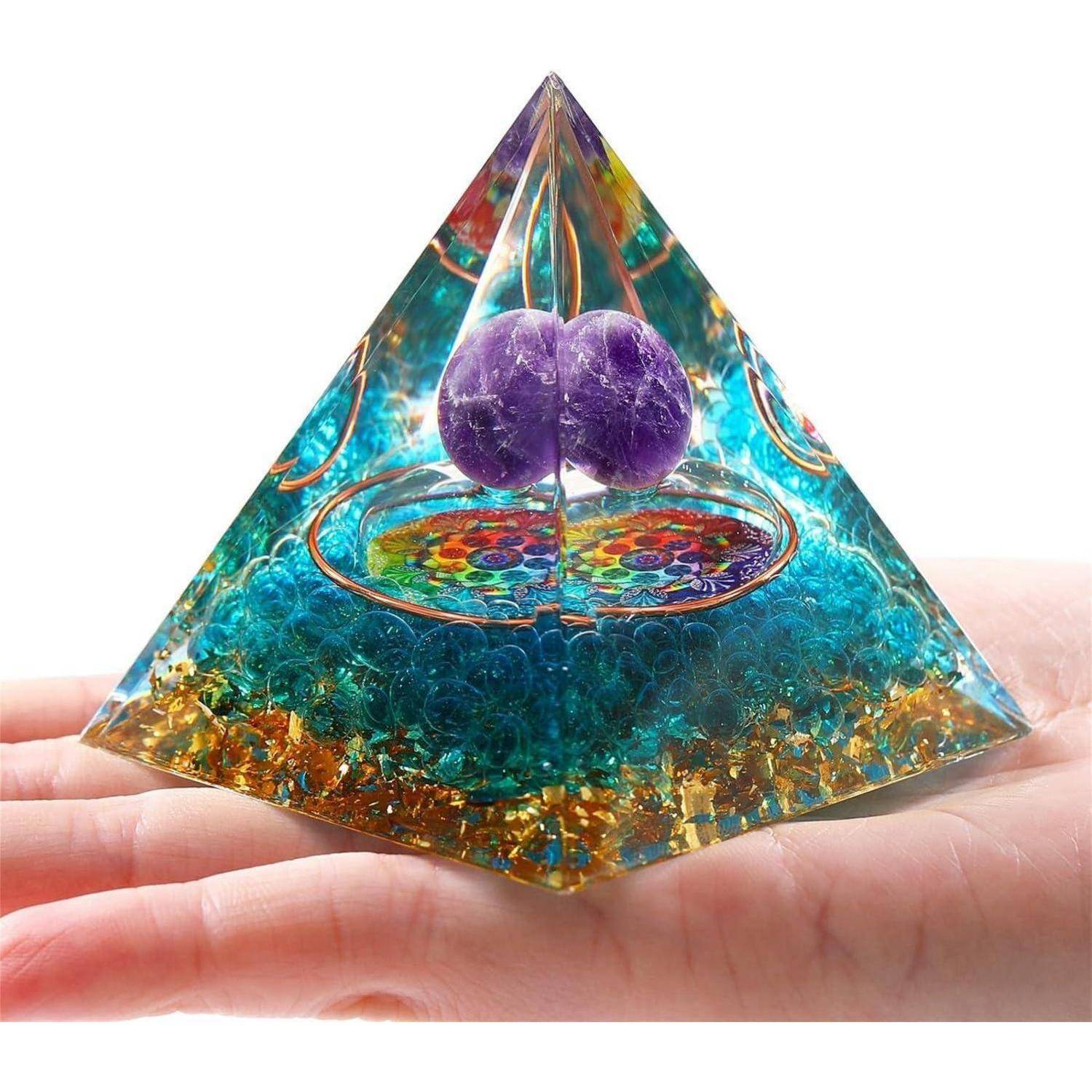 Eine Hand hält eine transparente Pyramide mit farbenfrohen Schichten und einer violetten Kristallkugel im Inneren, was ein künstlerisches und mystisches Erscheinungsbild erzeugt.