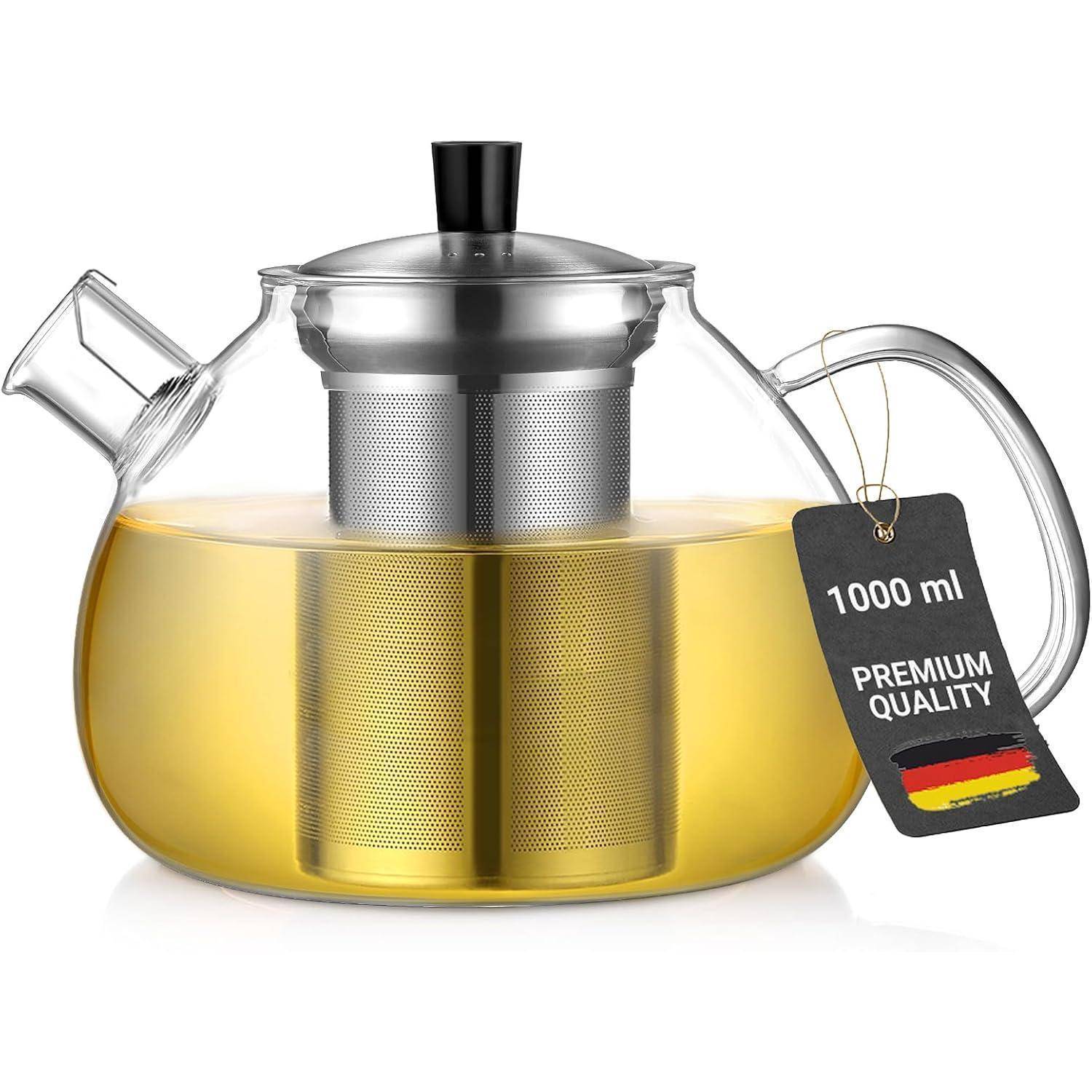 Eine Glasteekanne mit einem Edelstahl-Teesieb ist mit 1000 ml Tee gefüllt. Ein Etikett trägt die Aufschrift 