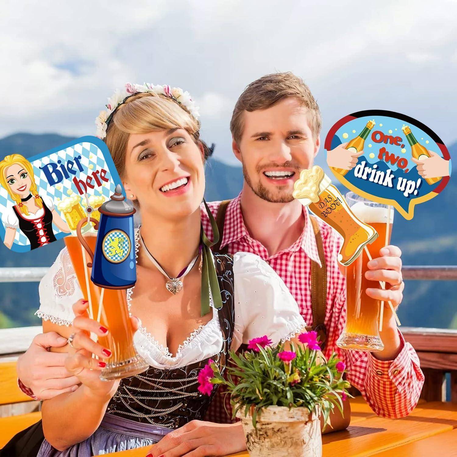 Ein lachendes Paar in traditioneller bayerischer Kleidung stößt mit großen Biergläsern an. Festliche Banner verkünden 