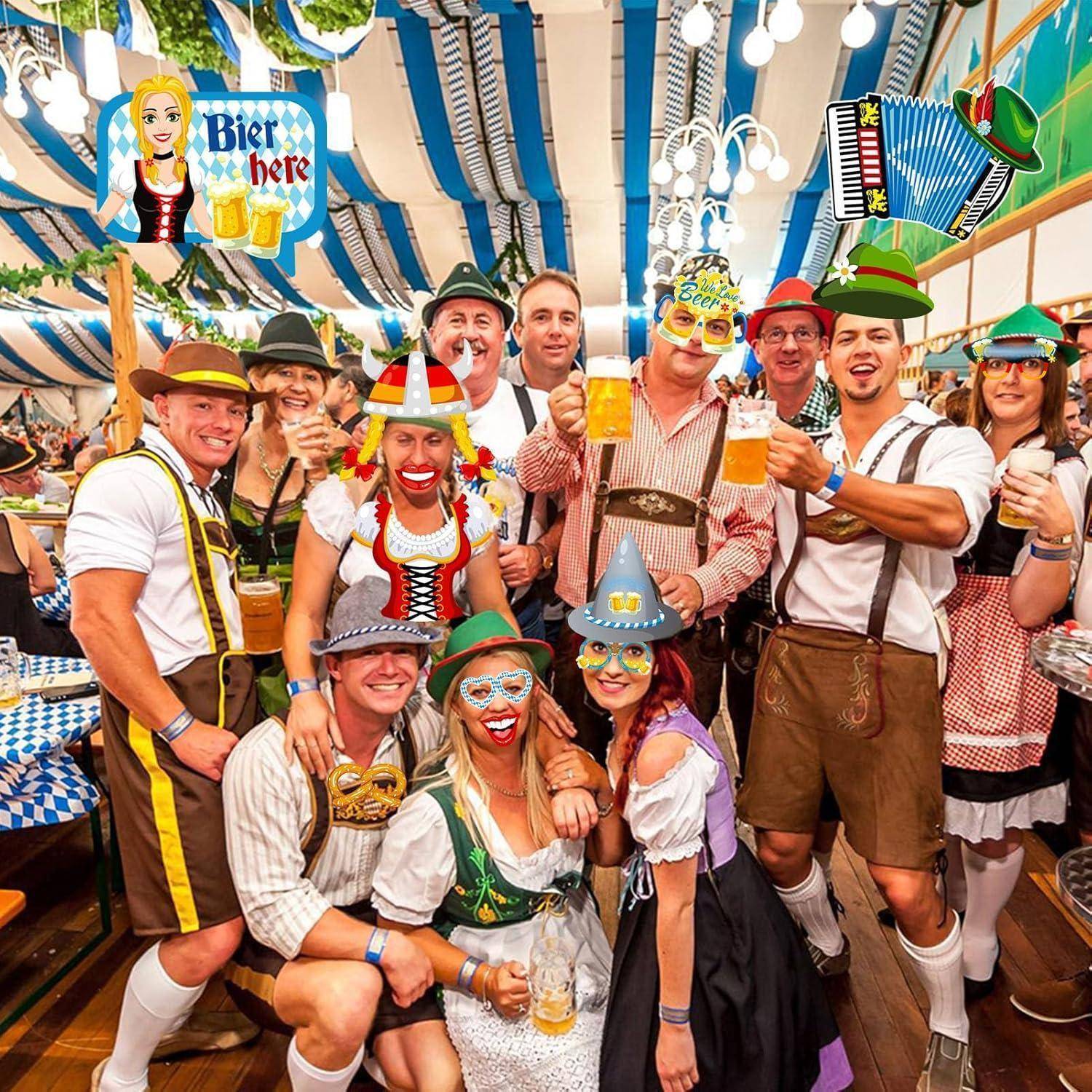 Eine Gruppe von Menschen in traditioneller bayerischer Kleidung, lächelnd und Bierkrüge haltend, bei einer festlichen Oktoberfest-thematischen Veranstaltung feiernd.