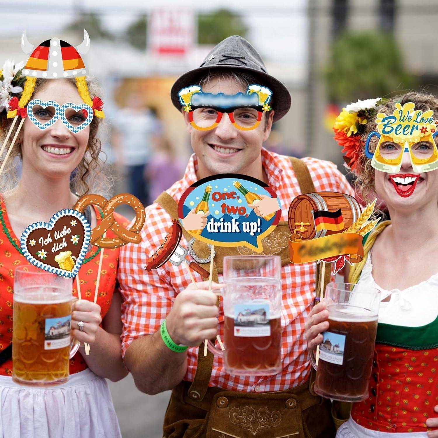 Drei Menschen in festlicher Kleidung, die große Bierkrüge halten und bei einer Outdoor-Veranstaltung lächeln. Ihre Hüte und Gläser haben verspielt-bunte Designs.