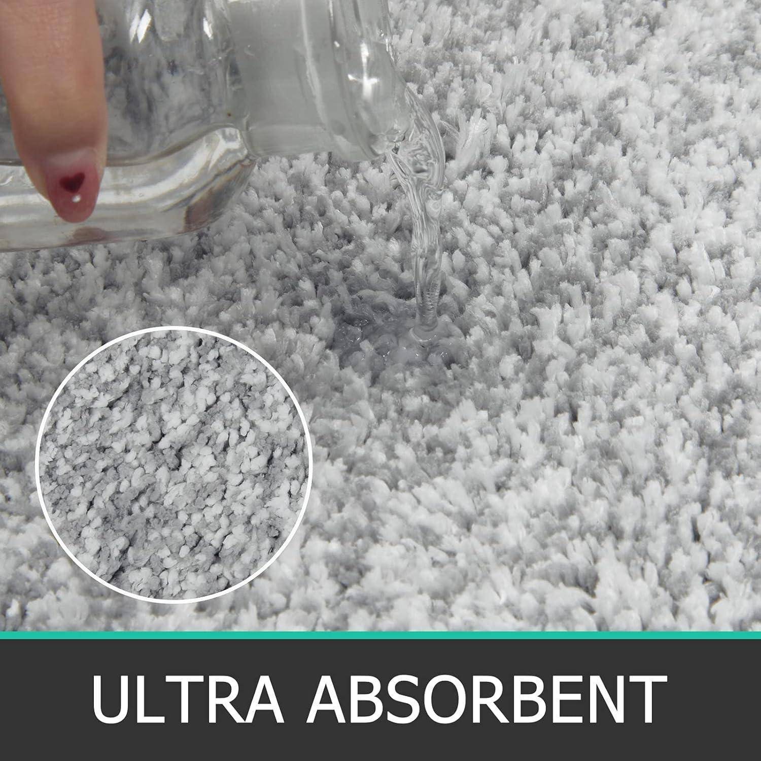 Eine Hand gießt Wasser auf einen grauen Teppich und zeigt dessen Absorption. Einblendung zeigt Teppichtextur. Text unten liest sich 'ULTRA ABSORPTIV'.