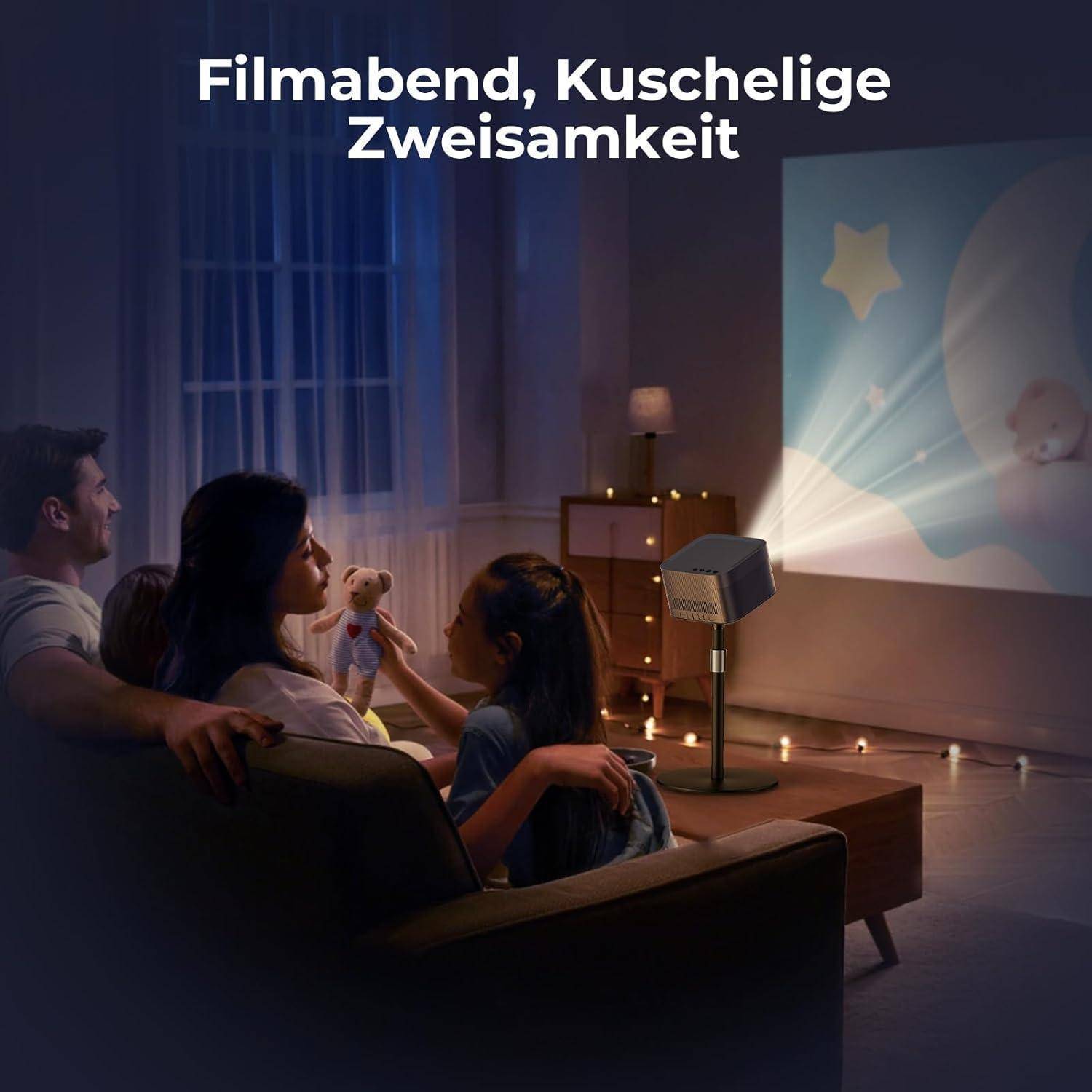 Eine Familie schaut einen Film, der an eine Wand projiziert wird, in einer gemütlichen Wohnzimmeratmosphäre mit dem Text 'Filmabend, Kuschelige Zweisamkeit'.