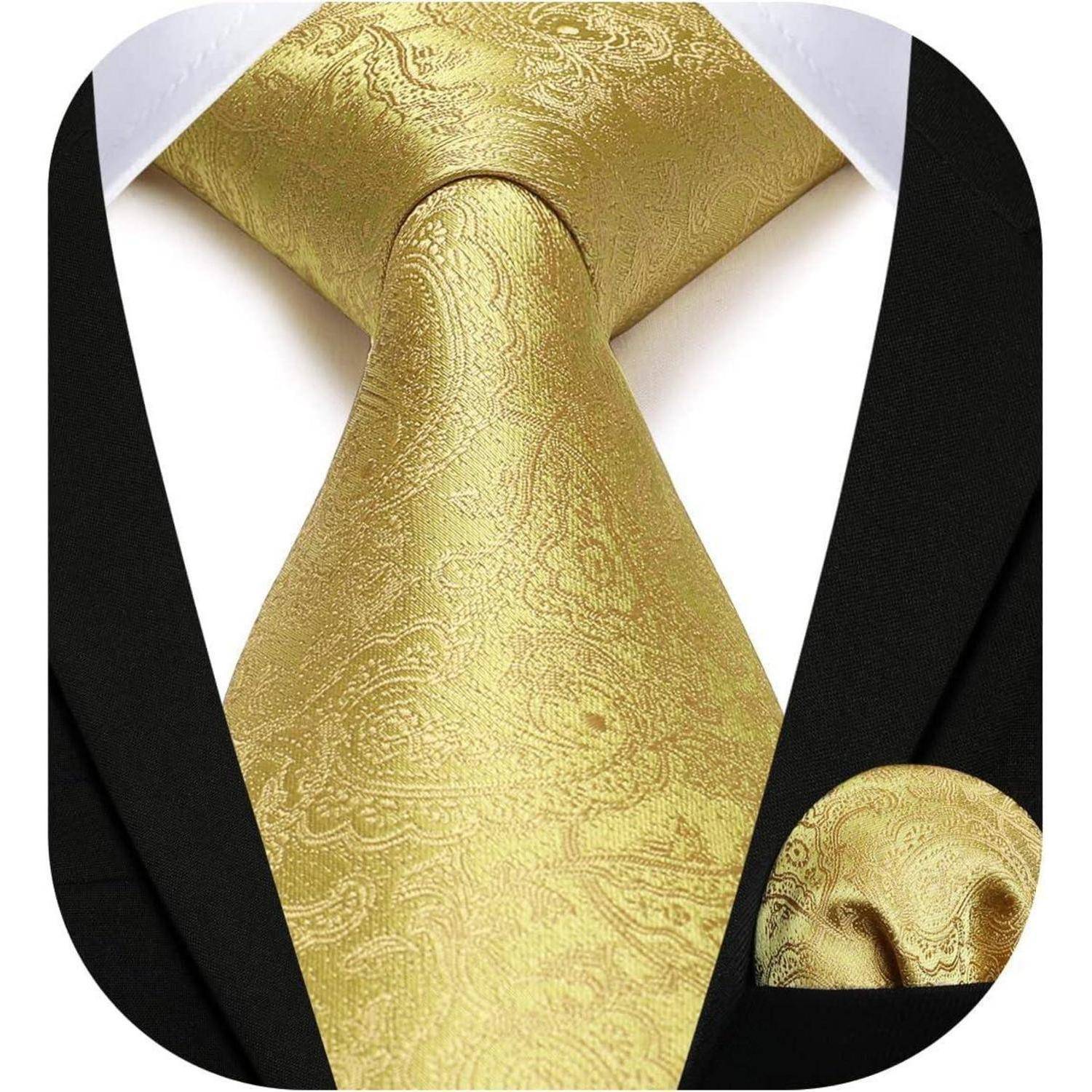 Eine goldbestickte Paisley-Krawatte, kombiniert mit einem schwarzen Anzug und weißem Hemd, ergänzt durch ein passendes Einstecktuch.
