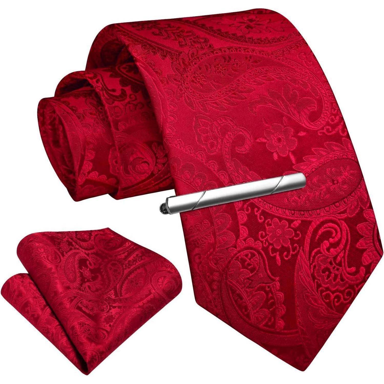 Rote Paisley-Krawatte mit passendem Einstecktuch und silberner Krawattennadel, die ein elegantes Blumenmuster aufweist.