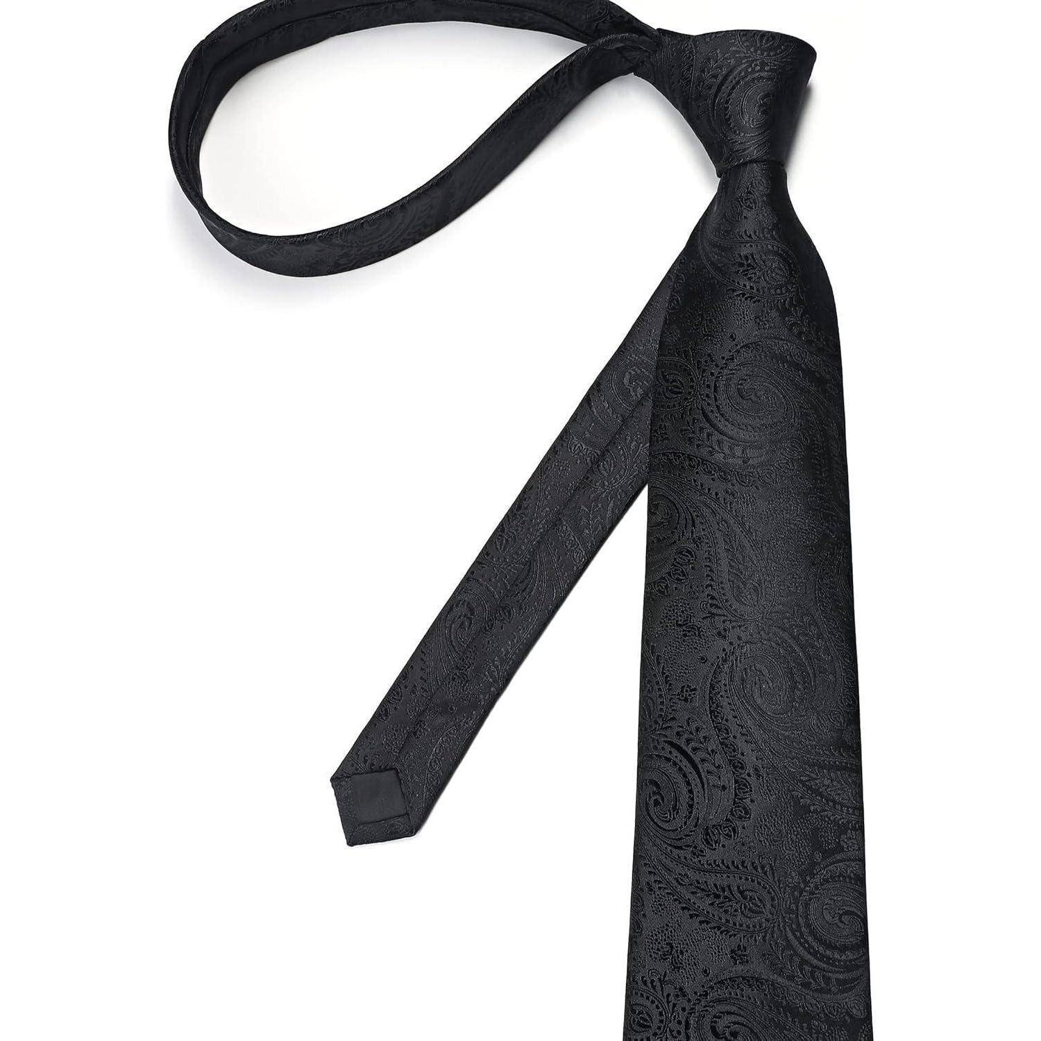 Eine schwarze Krawatte mit einem dezenten Paisleymuster, flach auf einem weißen Hintergrund platziert, wobei sowohl die Vorder- als auch die Rückseite zu sehen sind.