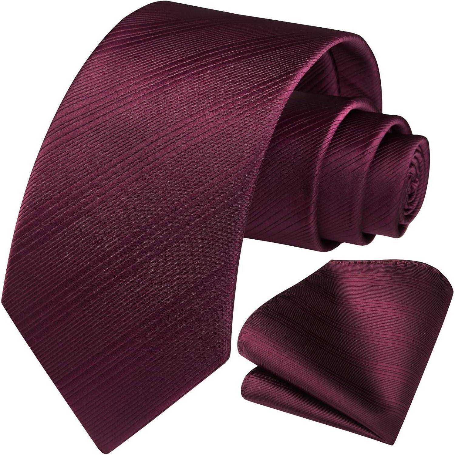Eine Krawatte aus burgunderrotem Stoff mit diagonalen Streifen, ordentlich zusammengerollt neben einem passenden Einstecktuch, die einen eleganten Accessoire-Stil zur Schau stellen.