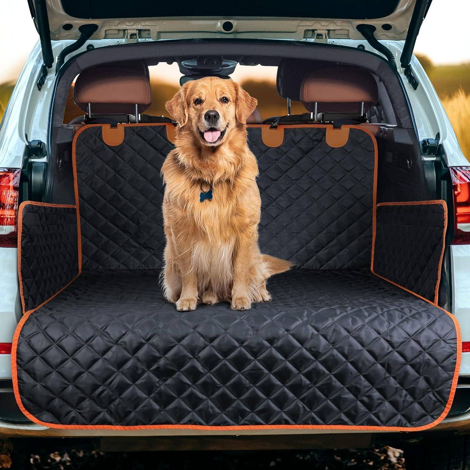 Ein Golden Retriever sitzt fröhlich auf einer gesteppten, schützenden Autositzbezug im Kofferraum eines offenen Fahrzeugs, mit ländlicher Umgebung im Hintergrund.