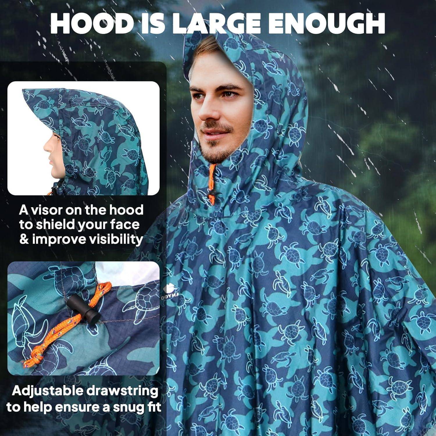 Eine Person, die einen Regenponcho mit Blumenmuster und Kapuze trägt. Der Text zeigt Merkmale an: geräumige Kapuze, Visier für bessere Sicht und verstellbare Kordelzugbänder.